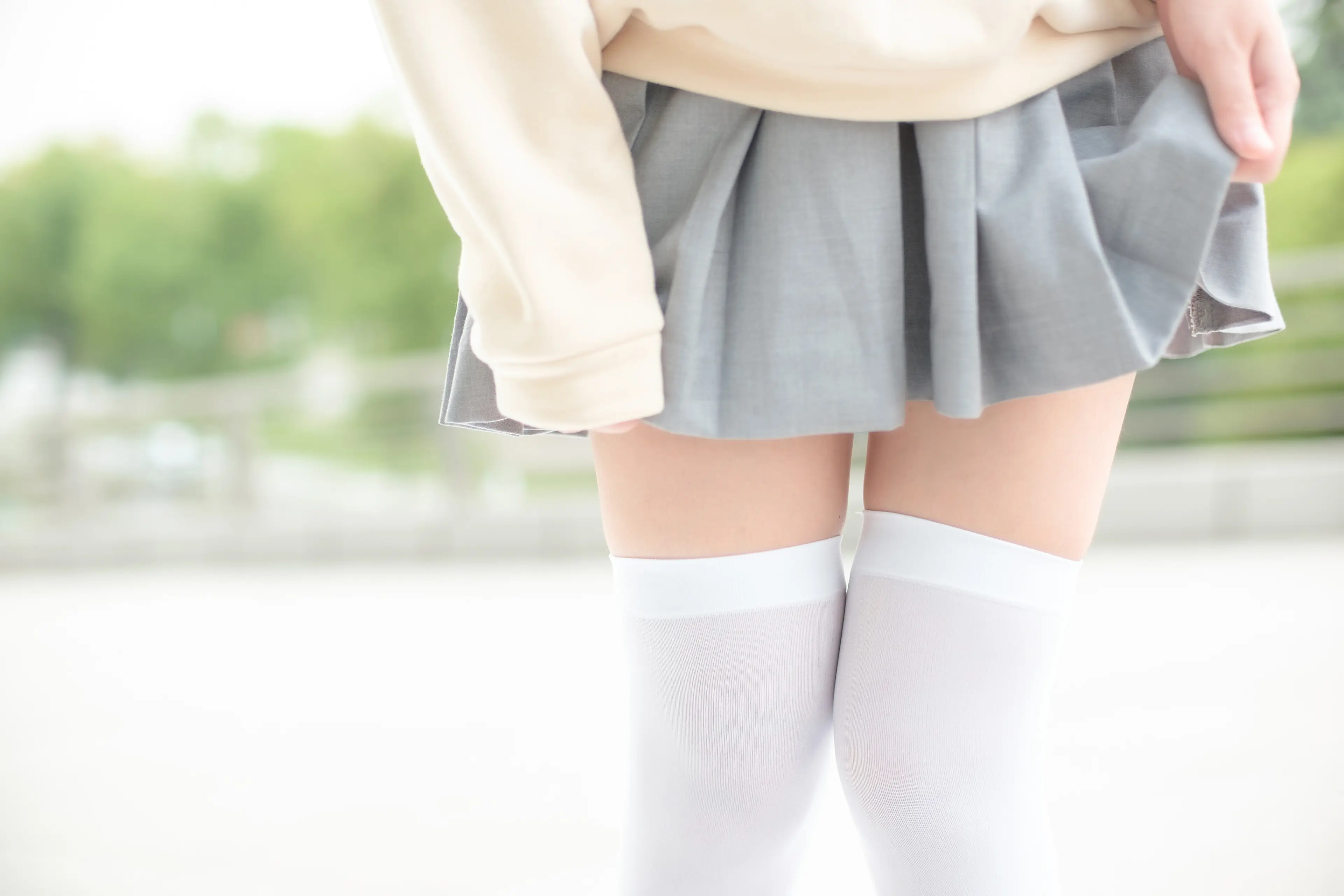 森萝财团 R15 户外白丝短裙 [131P]