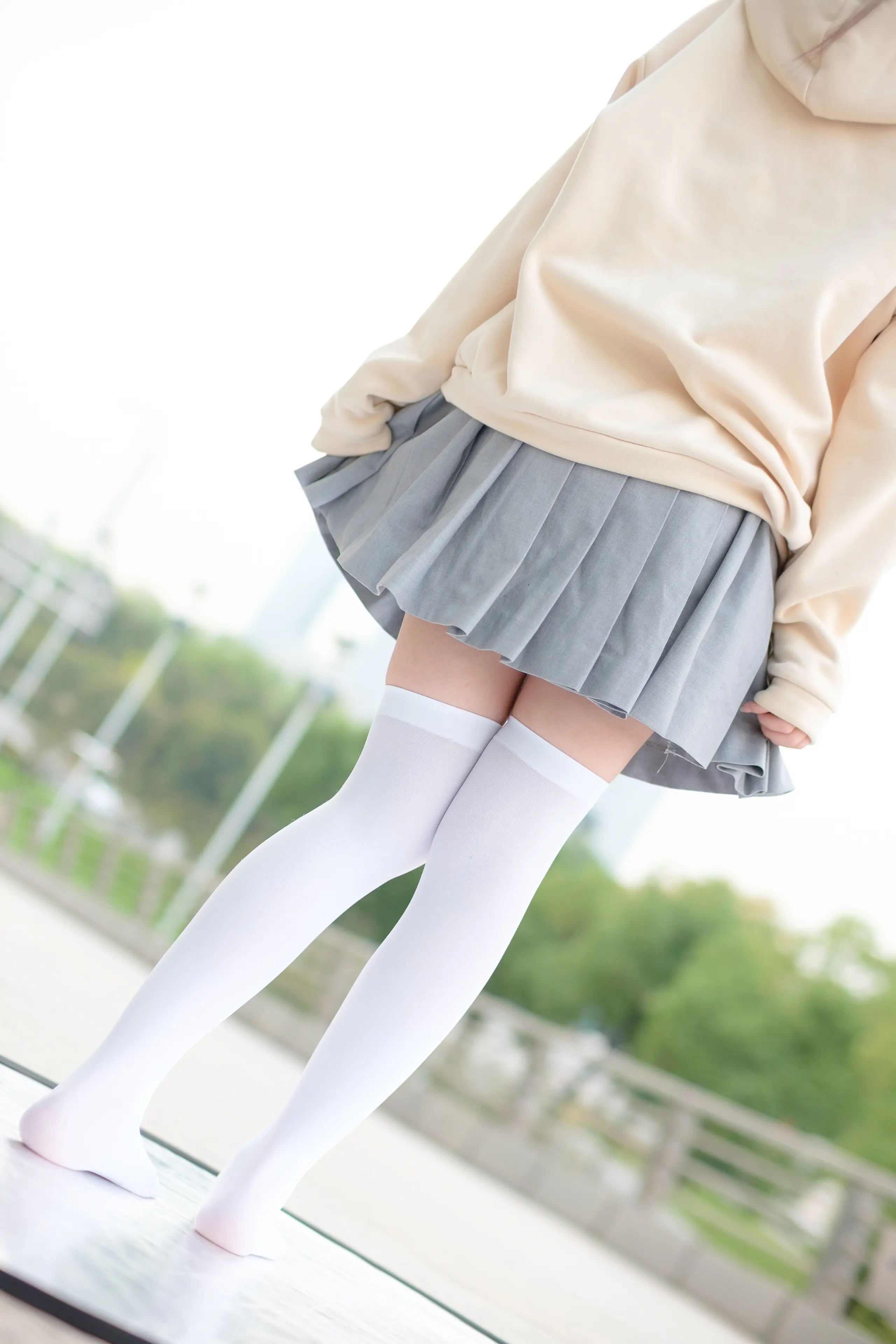 森萝财团 R15 户外白丝短裙 [131P]