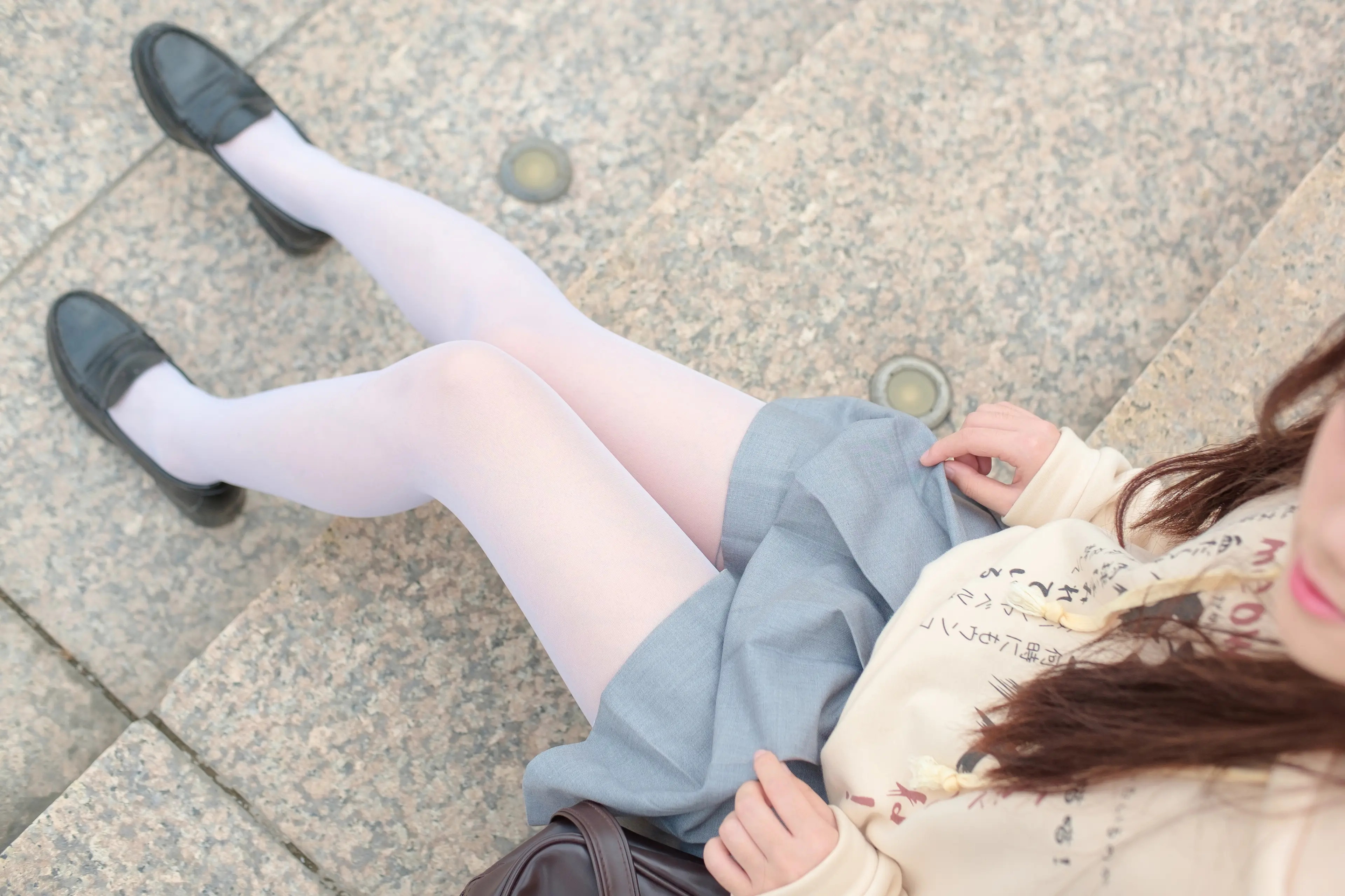 森萝财团 R15 户外白丝短裙 [131P]