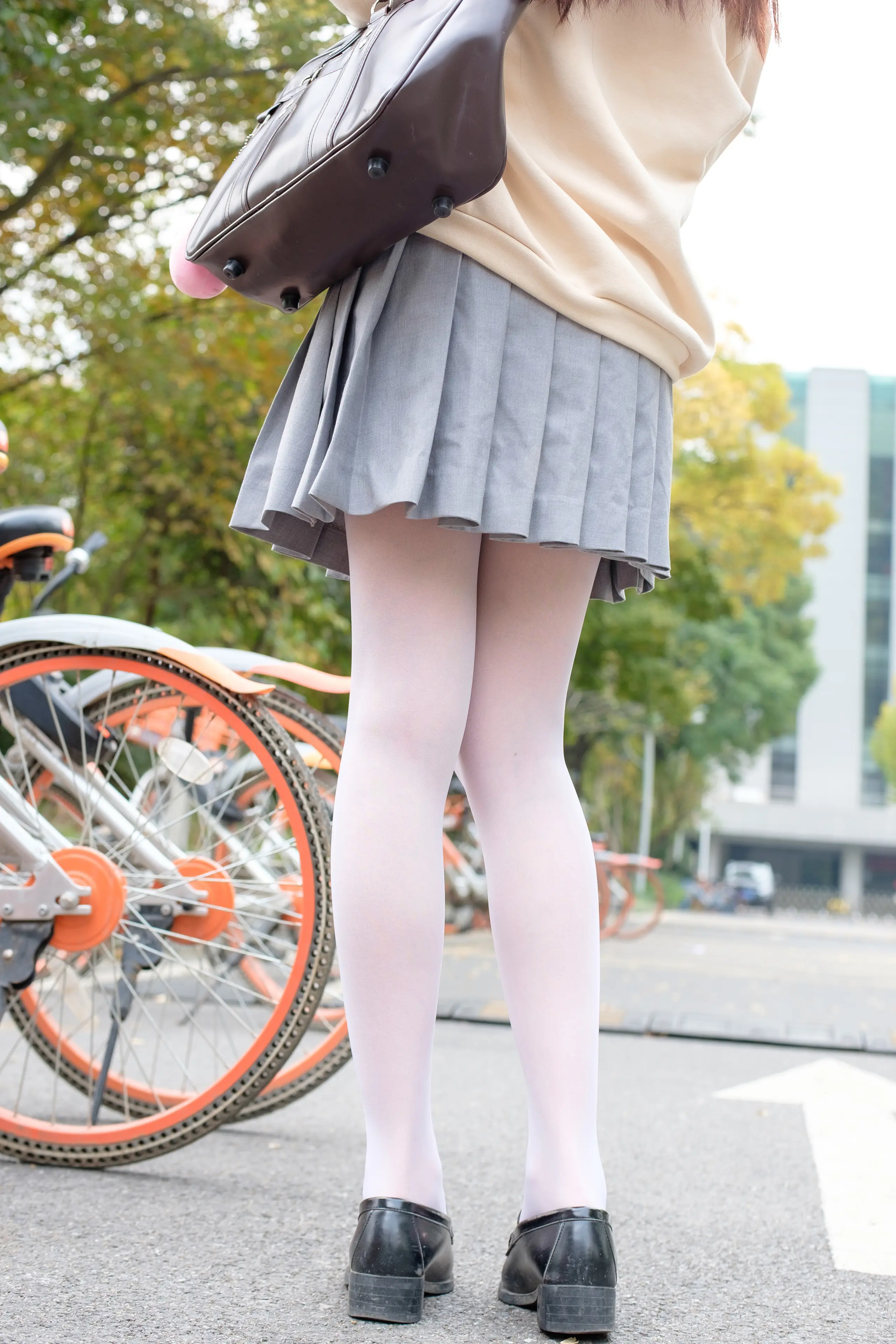 森萝财团 R15 户外白丝短裙 [131P]