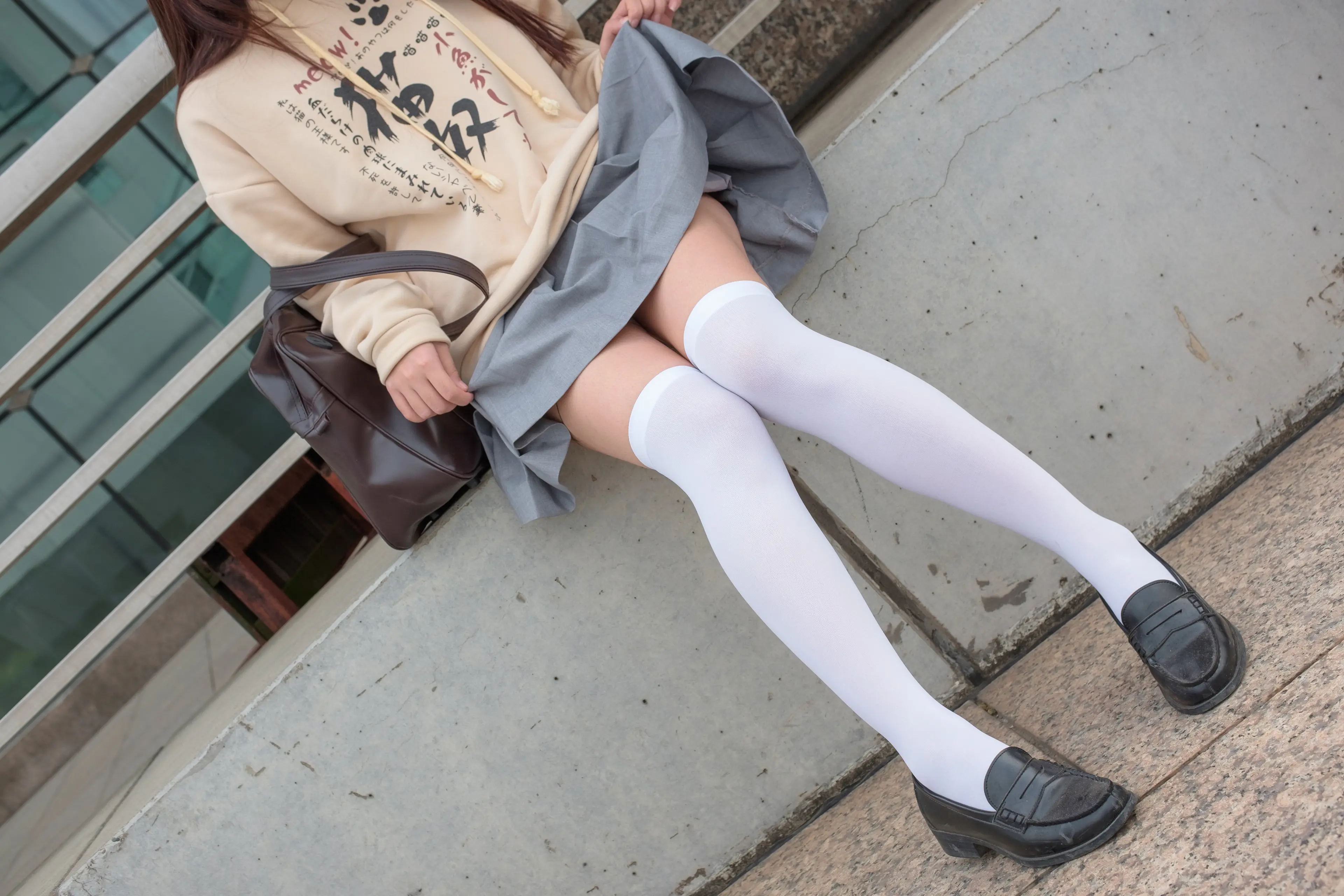 森萝财团 R15 户外白丝短裙 [131P]