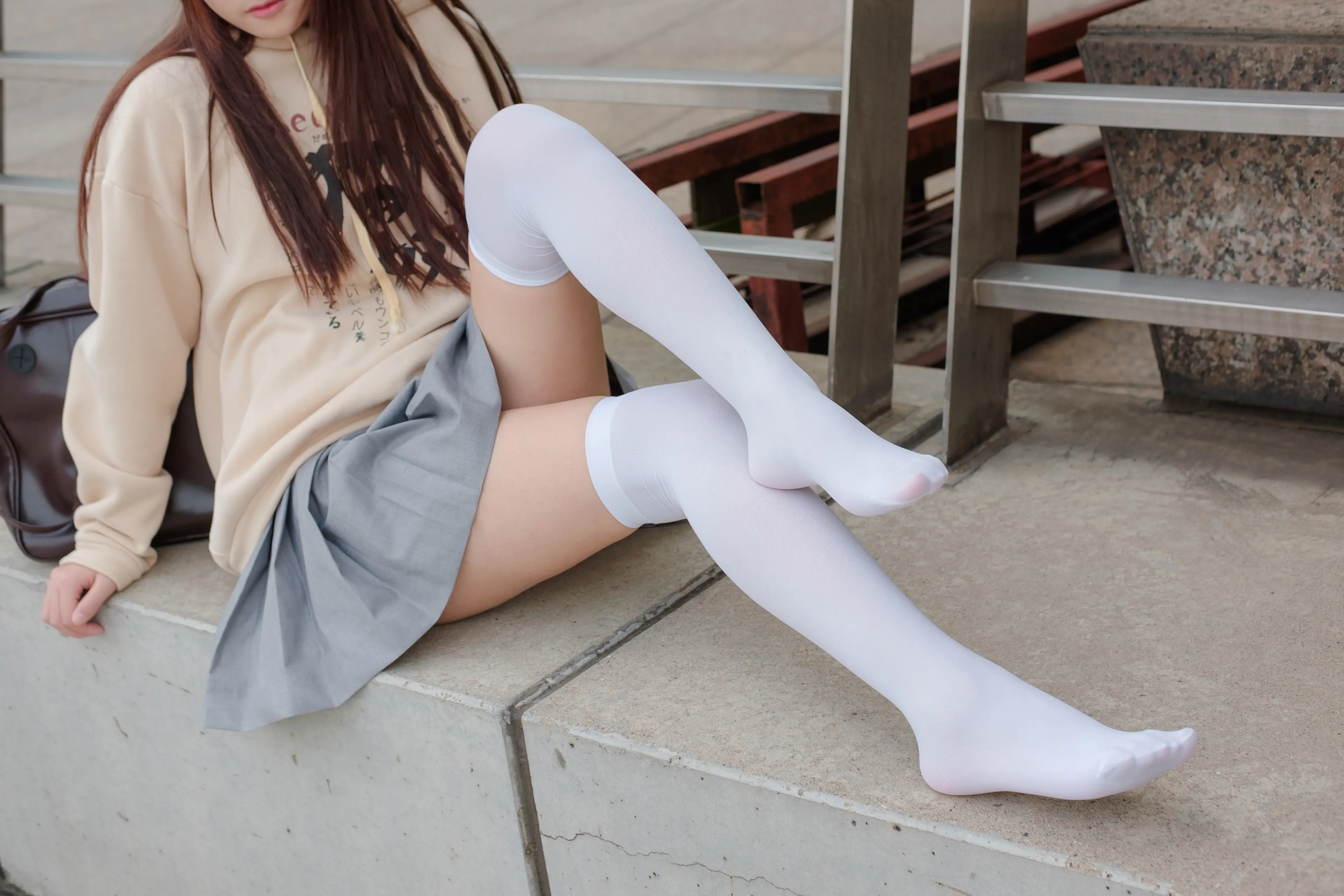 森萝财团 R15 户外白丝短裙 [131P]