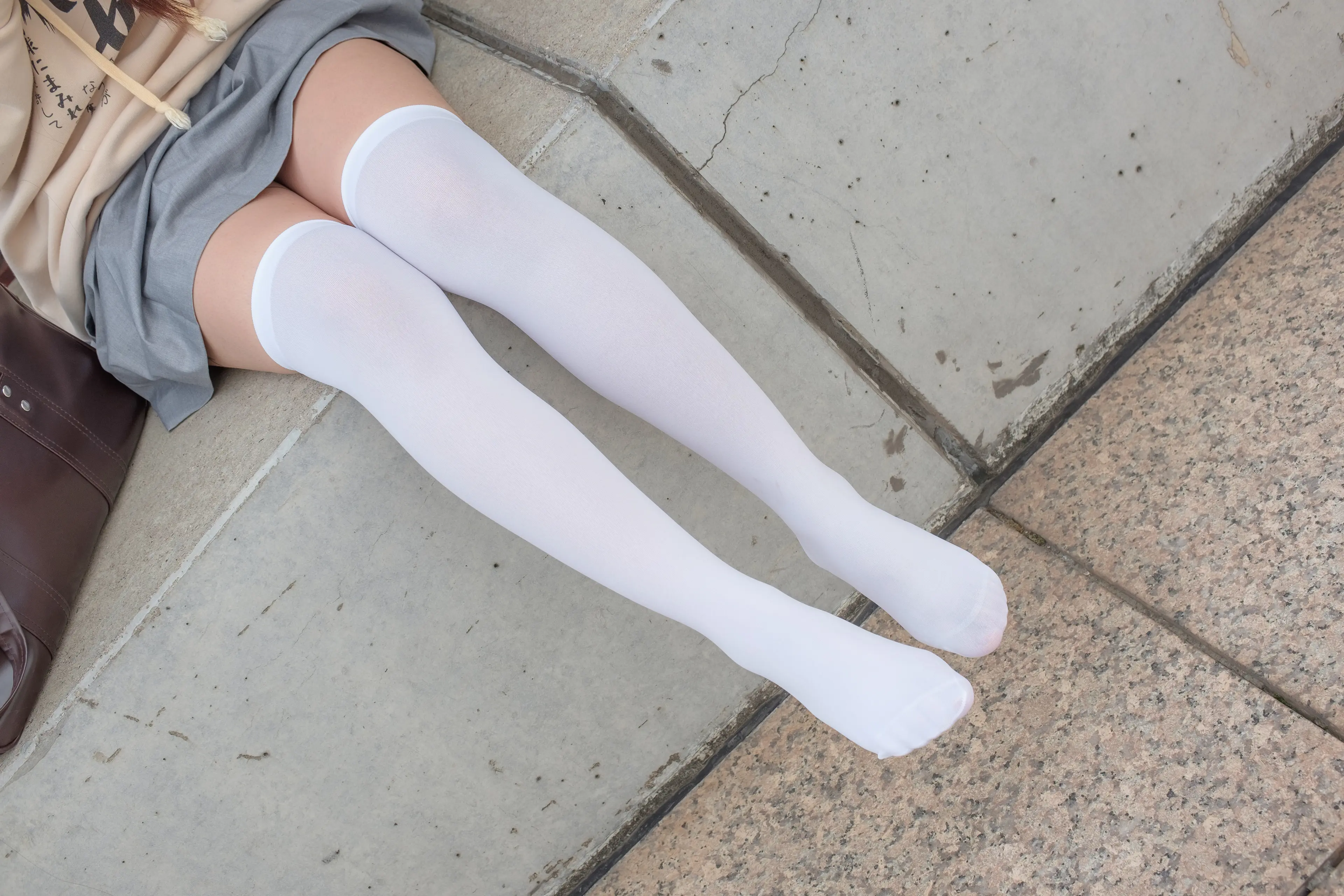 森萝财团 R15 户外白丝短裙 [131P]