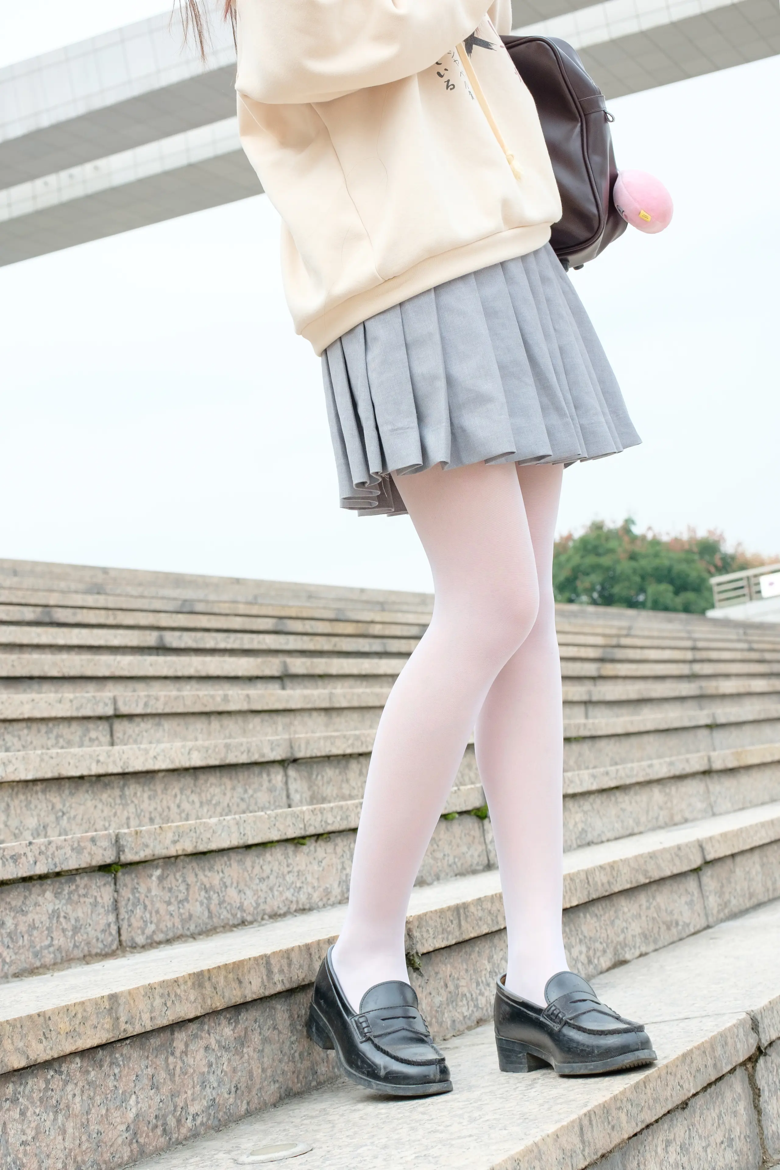 森萝财团 R15 户外白丝短裙 [131P]