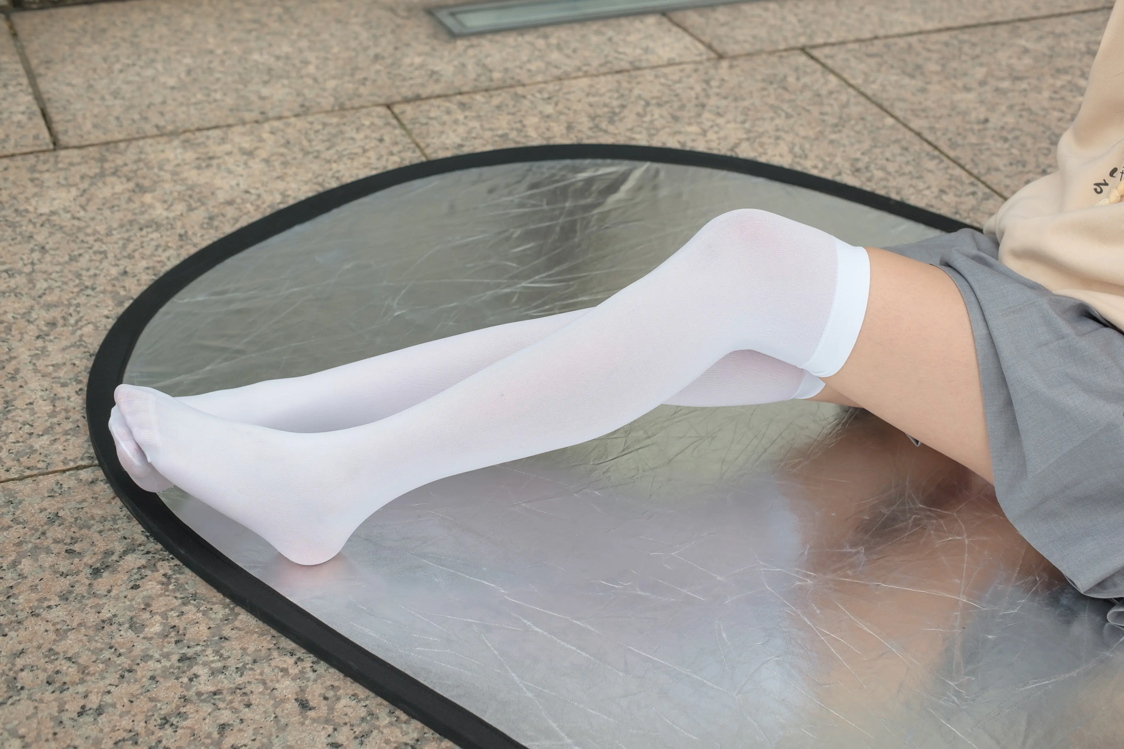 森萝财团 R15 户外白丝短裙 [131P]