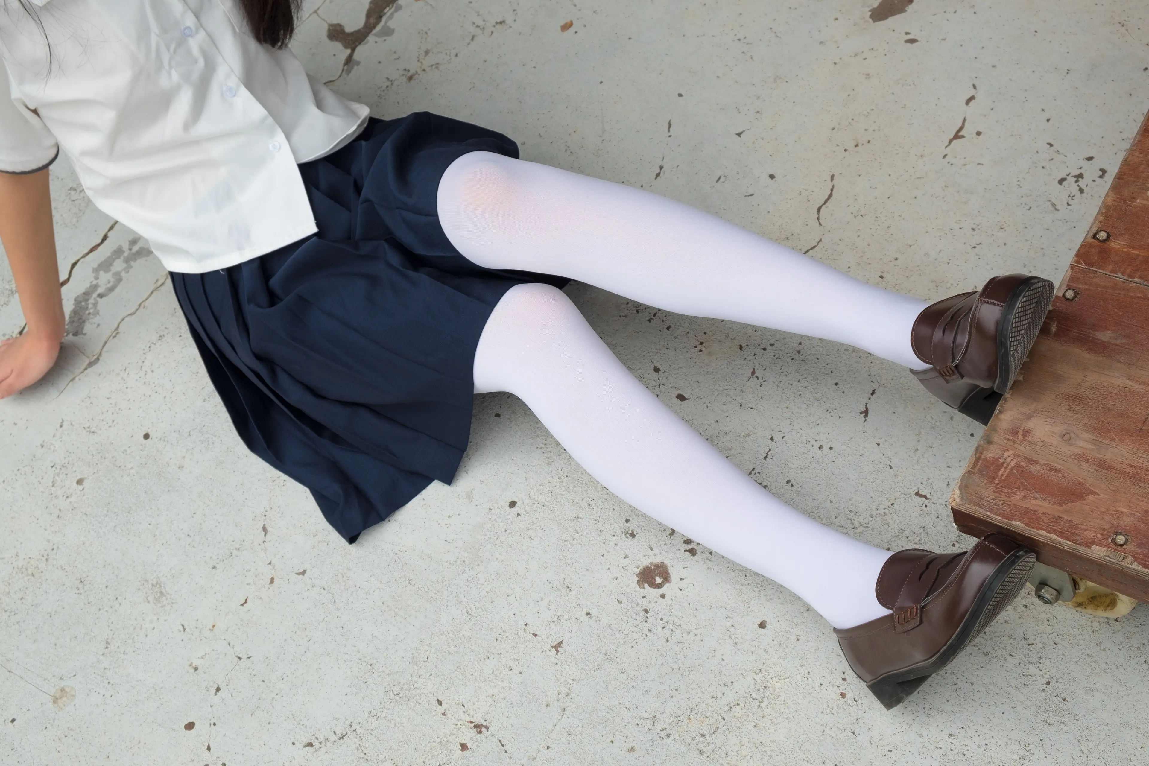 森萝财团 R15 户外白丝秀 [102P]