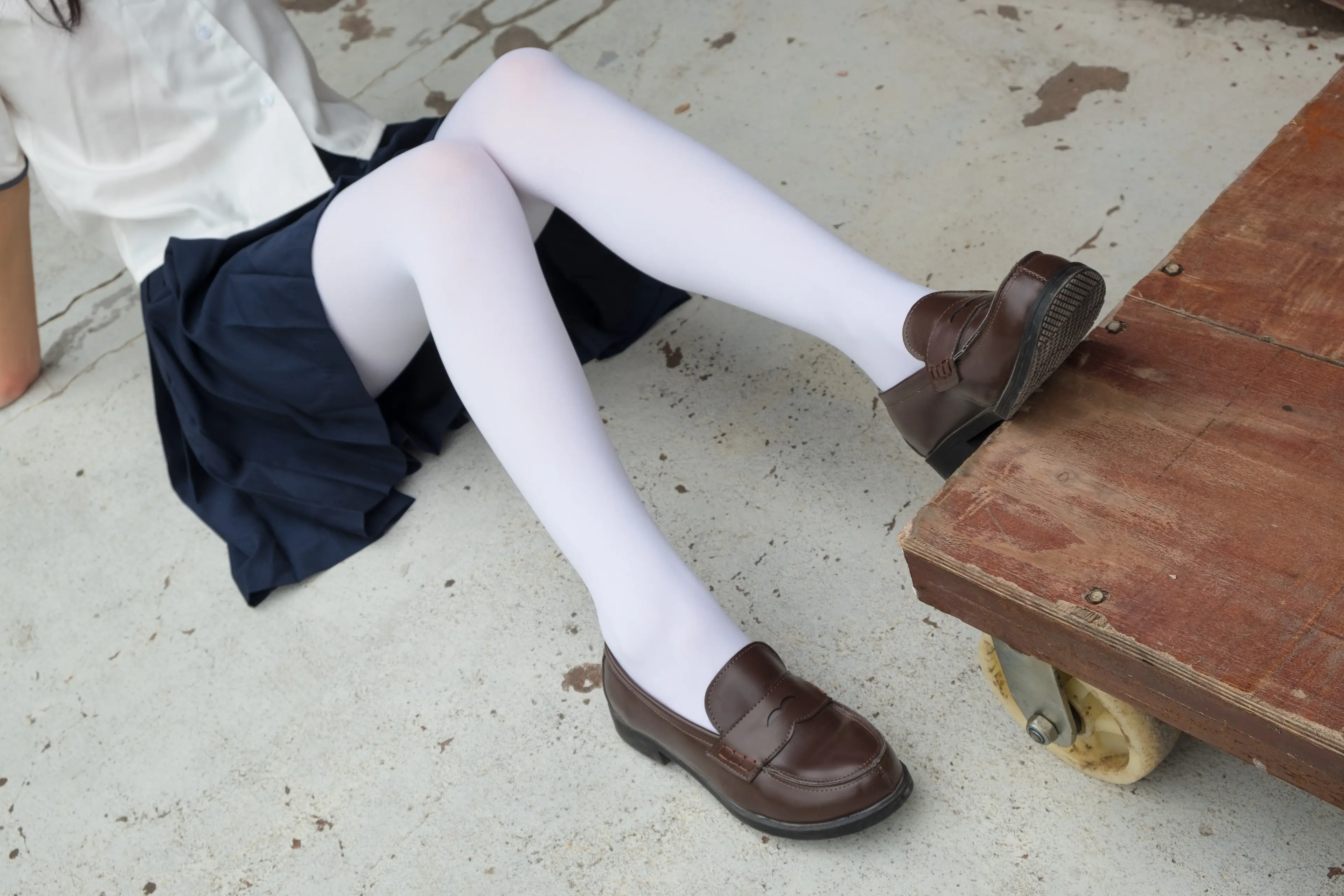 森萝财团 R15 户外白丝秀 [102P]