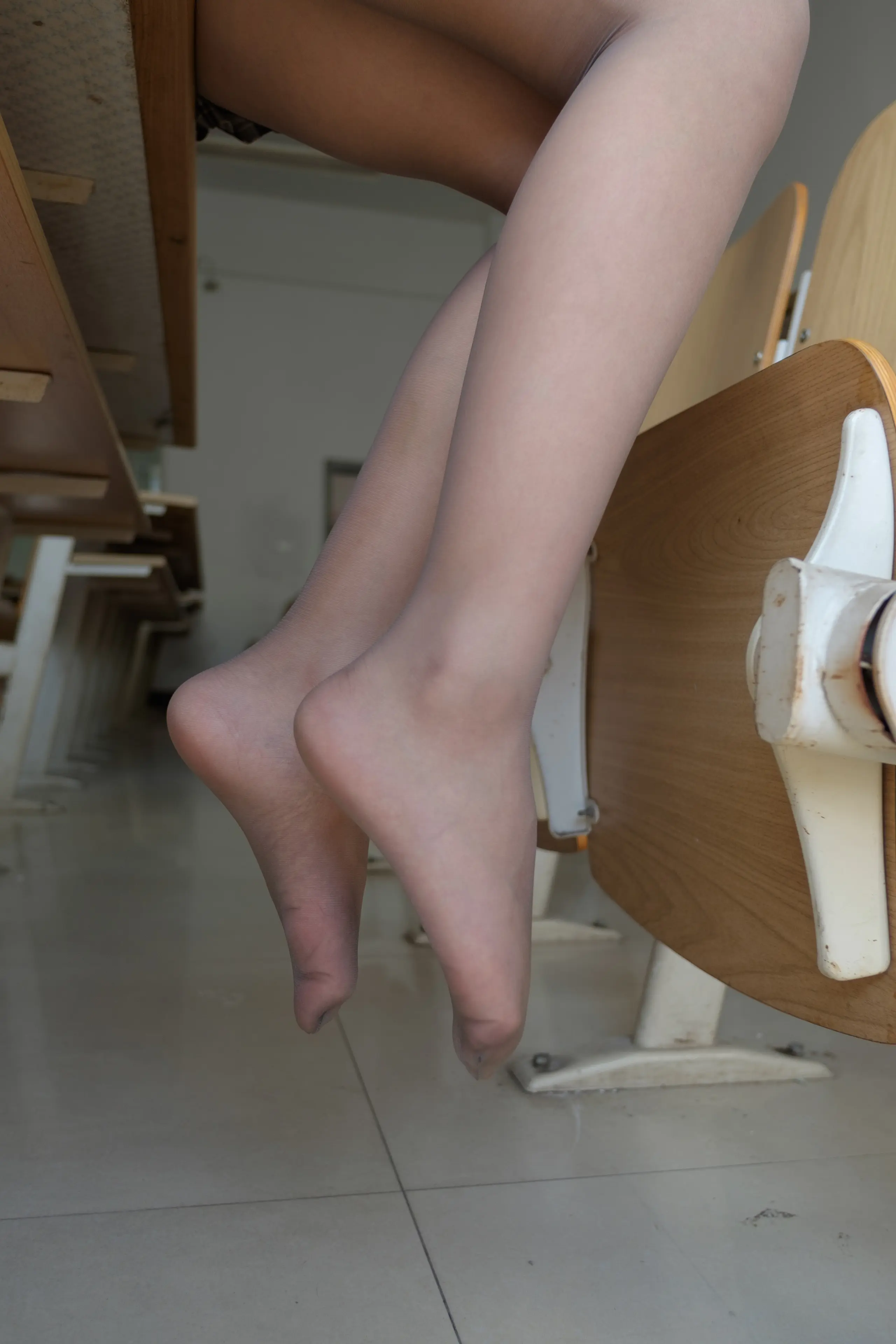 森萝财团 R15 教室灰丝美脚 [120P]