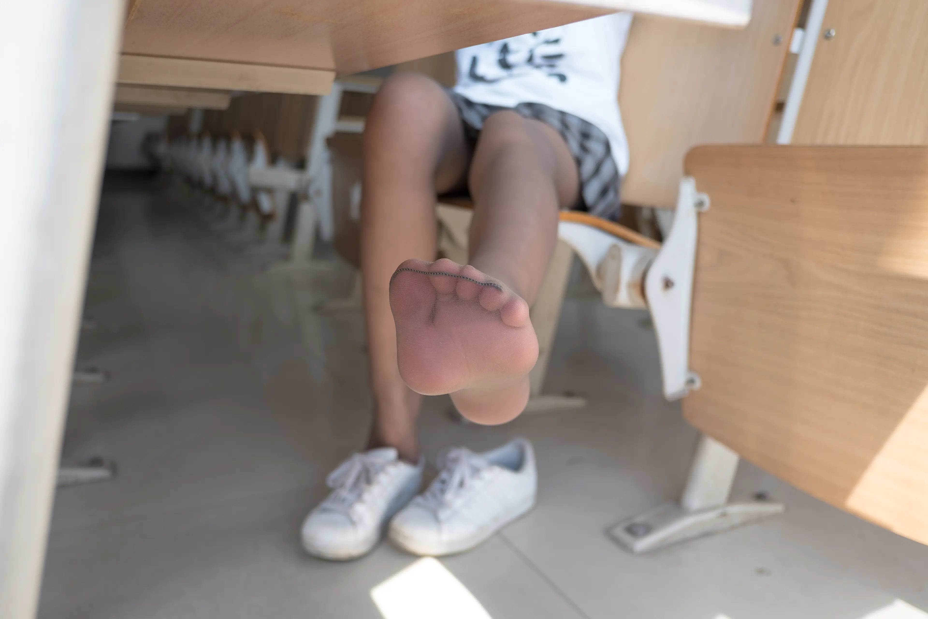 森萝财团 R15 教室灰丝美脚 [120P]