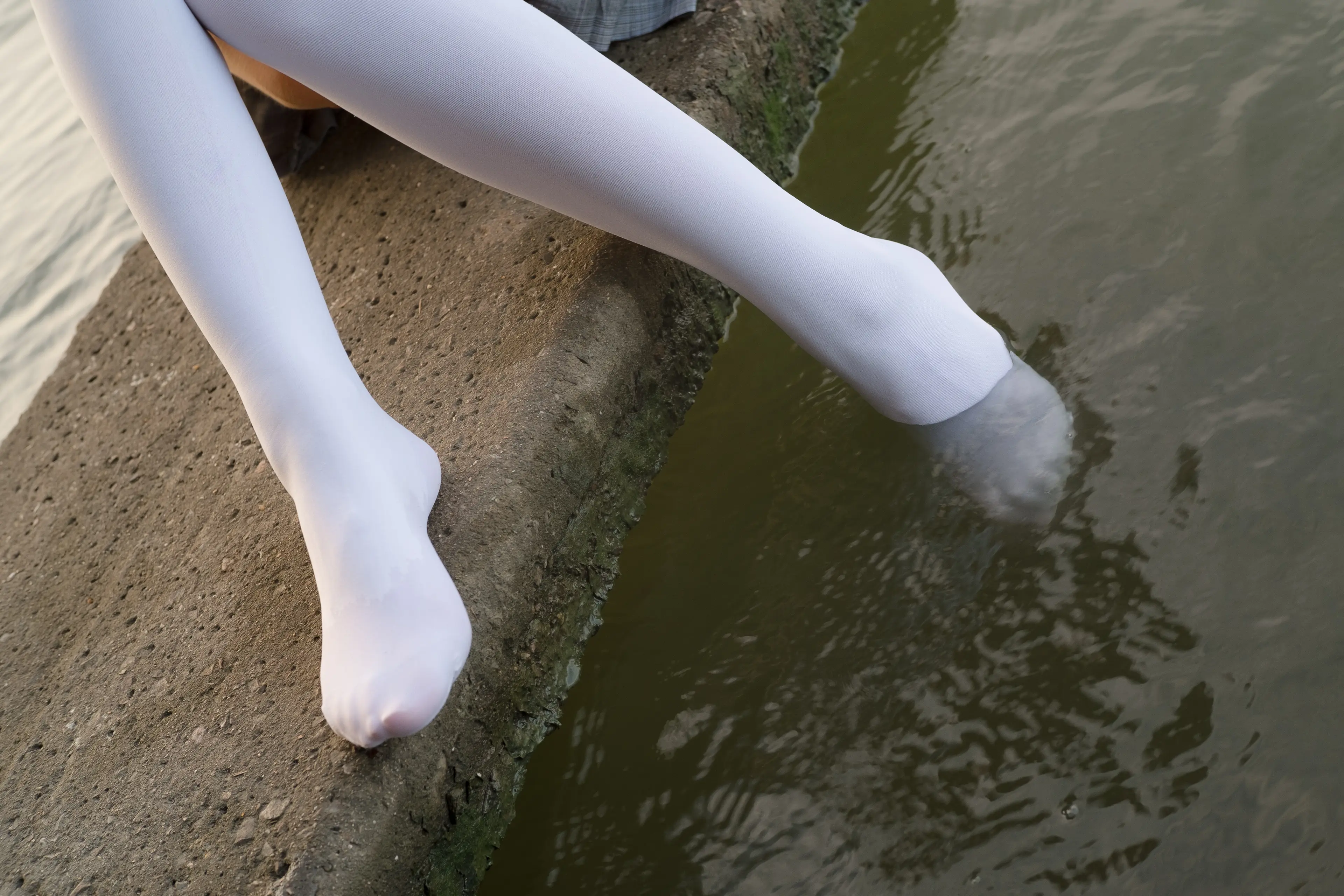 森萝财团 R15 湖边戏水白丝 [113P]