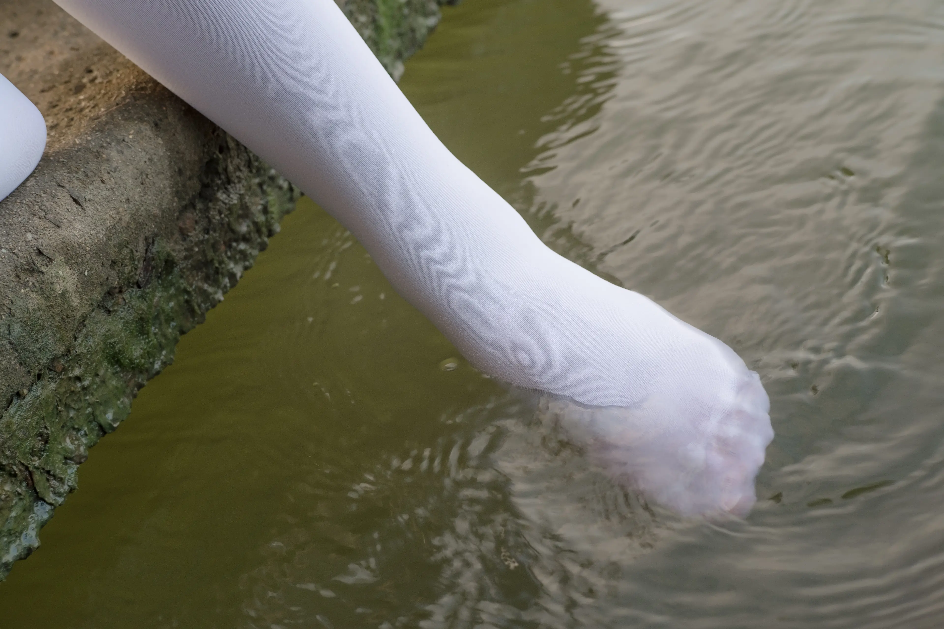 森萝财团 R15 湖边戏水白丝 [113P]