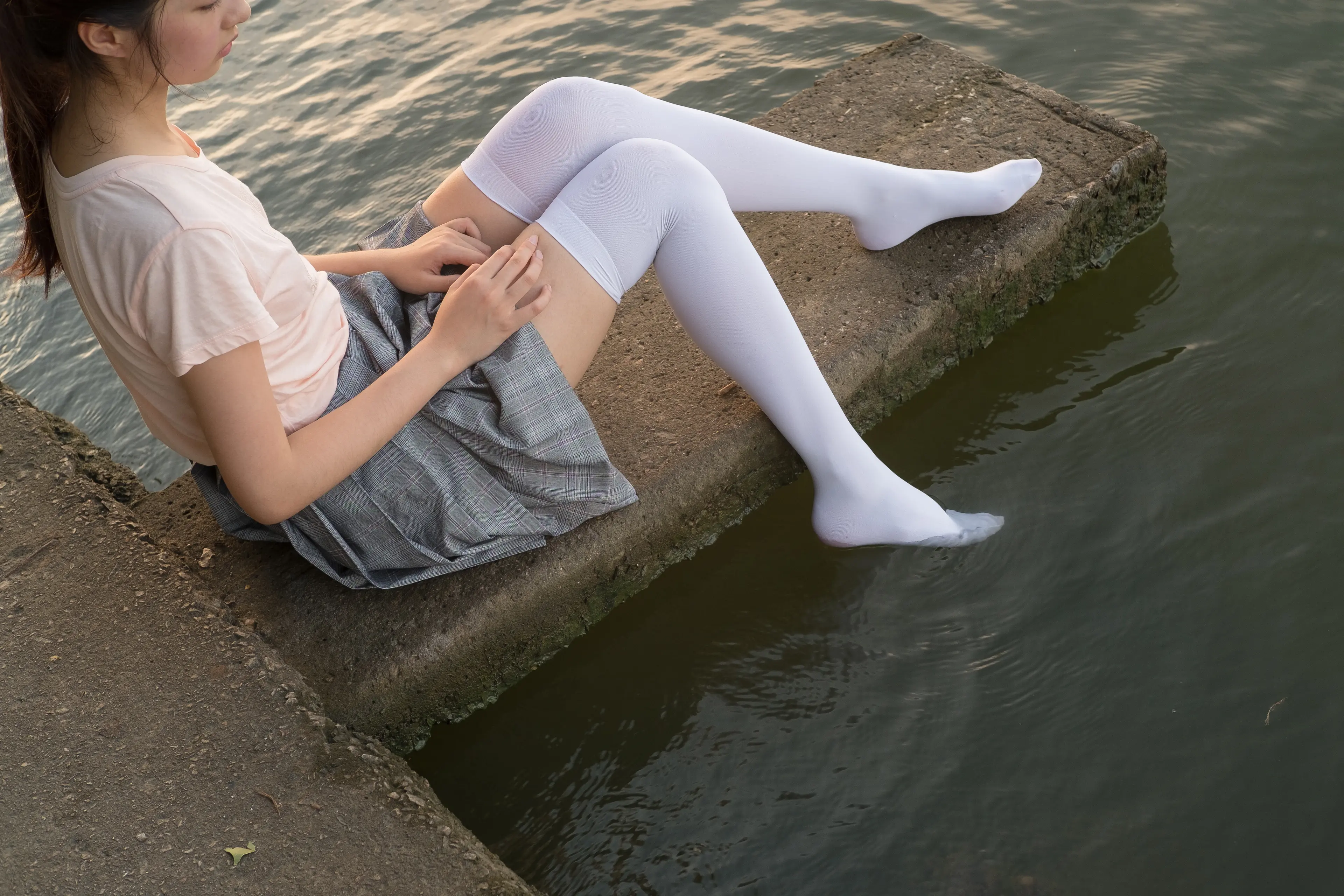 森萝财团 R15 湖边戏水白丝 [113P]