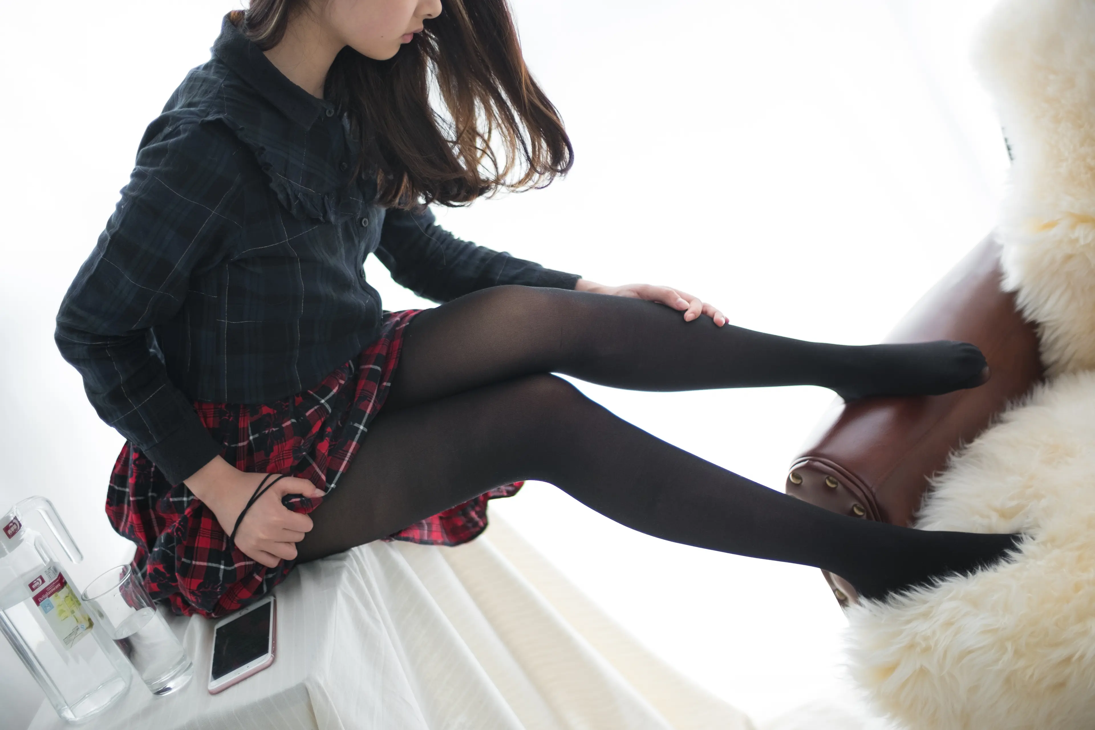 森萝财团 R15 玩手机的黑丝妹妹 [78P]