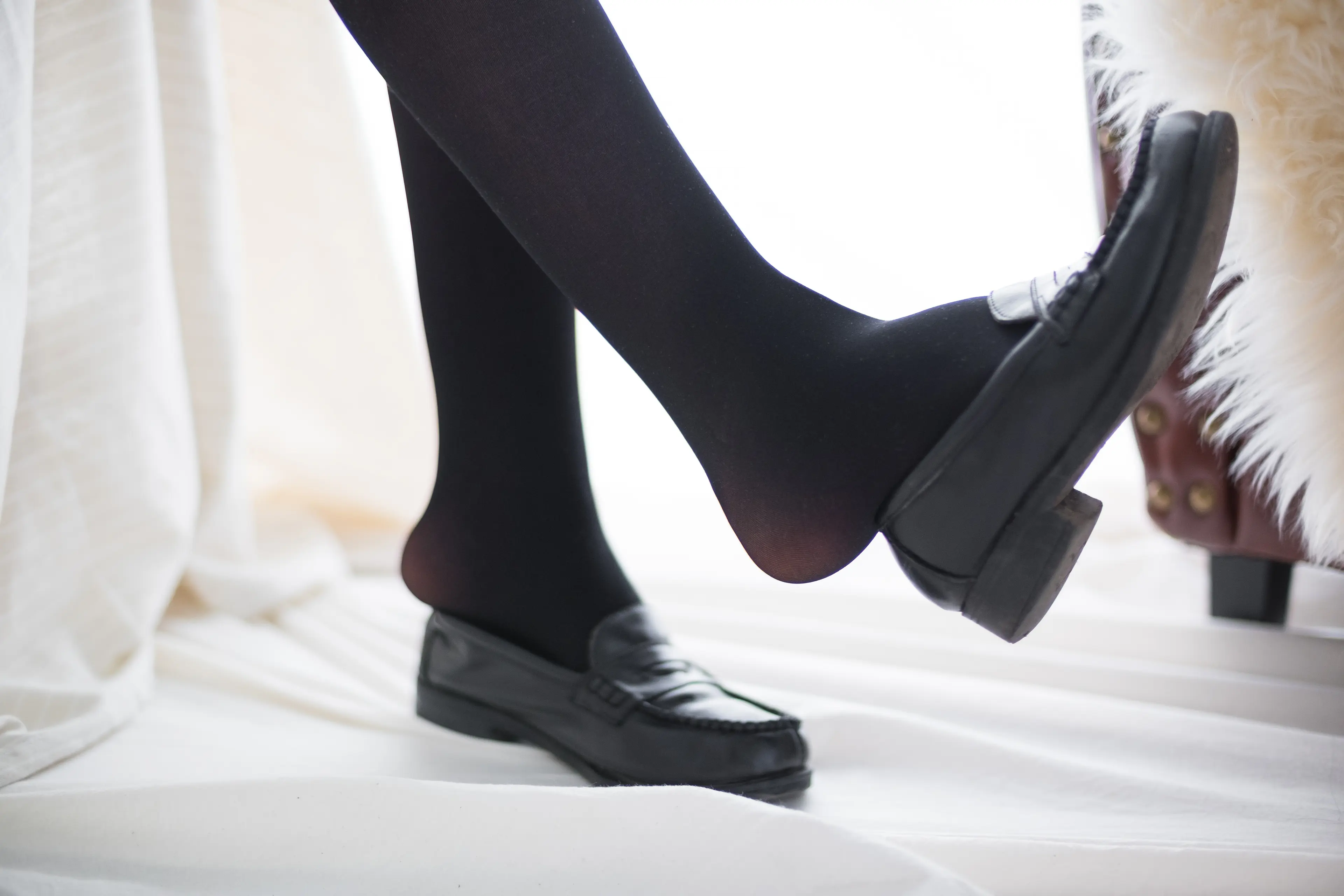 森萝财团 R15 玩手机的黑丝妹妹 [78P]