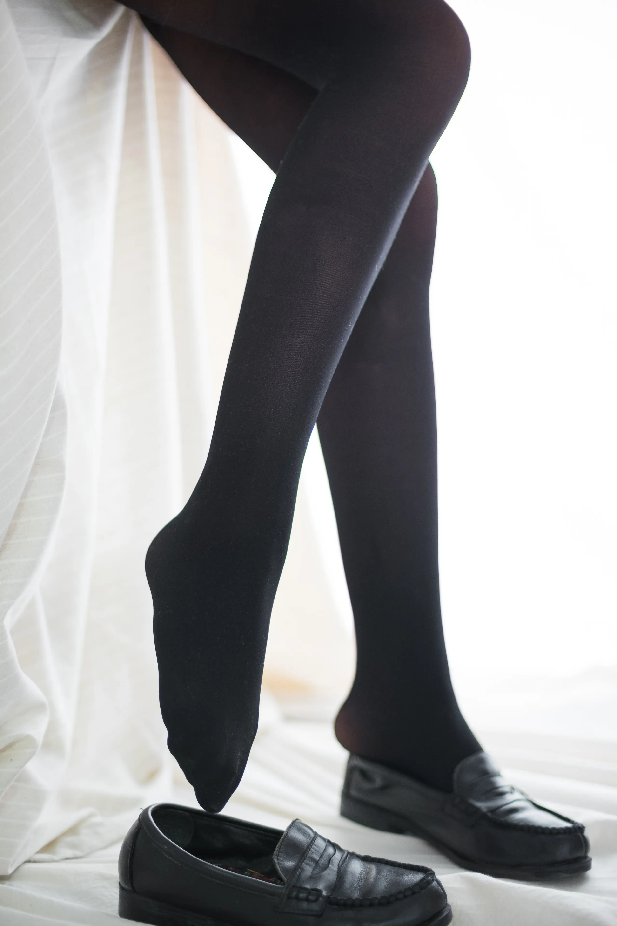 森萝财团 R15 玩手机的黑丝妹妹 [78P]