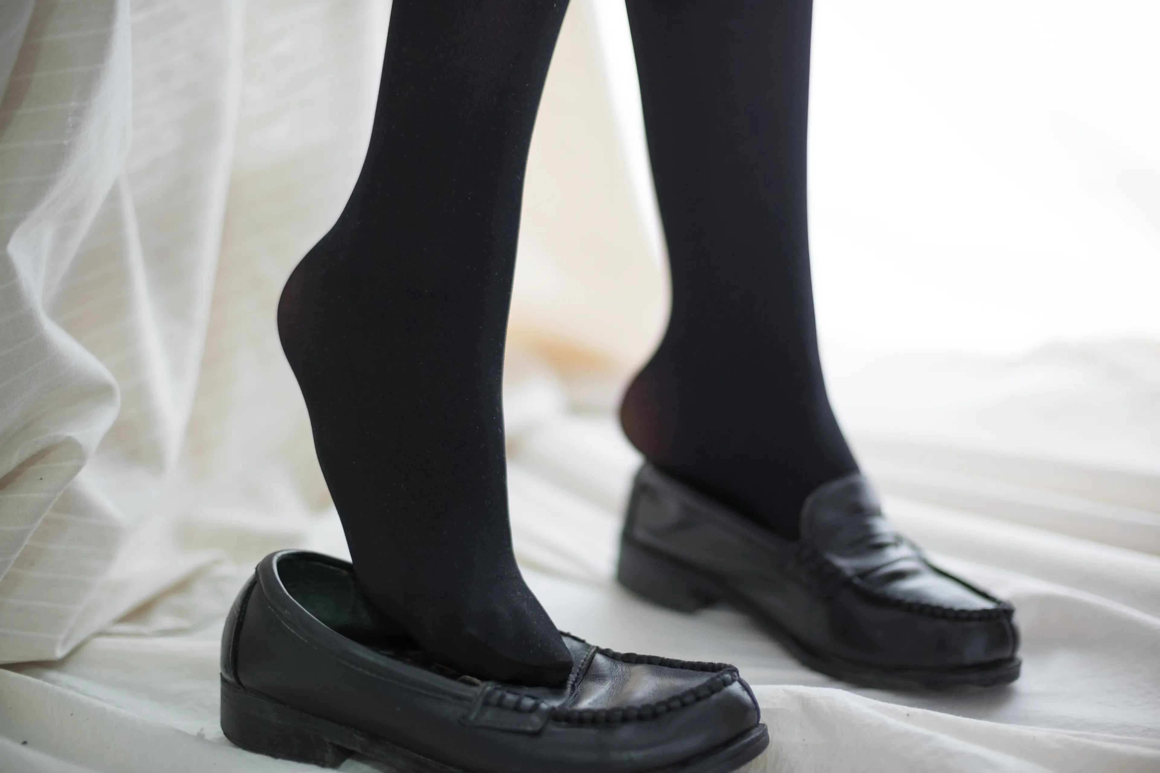 森萝财团 R15 玩手机的黑丝妹妹 [78P]