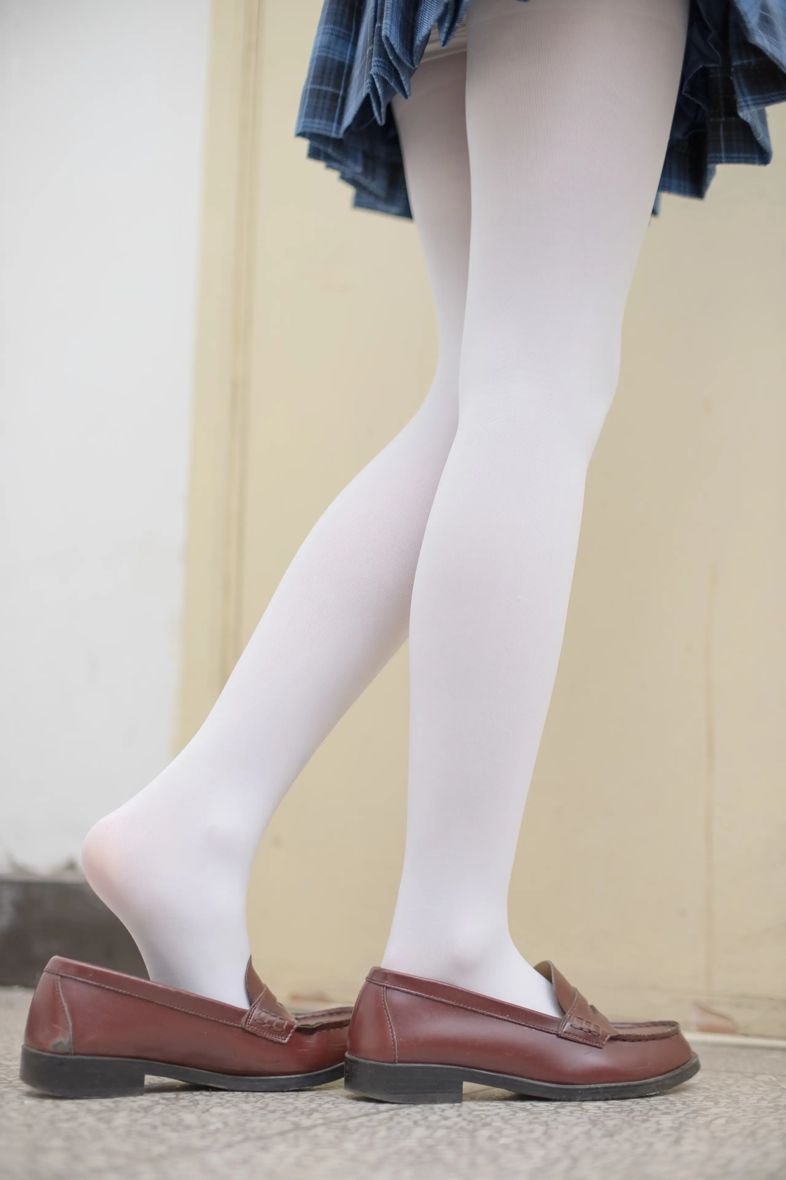 森萝财团 R15 白丝学妹 [94P]