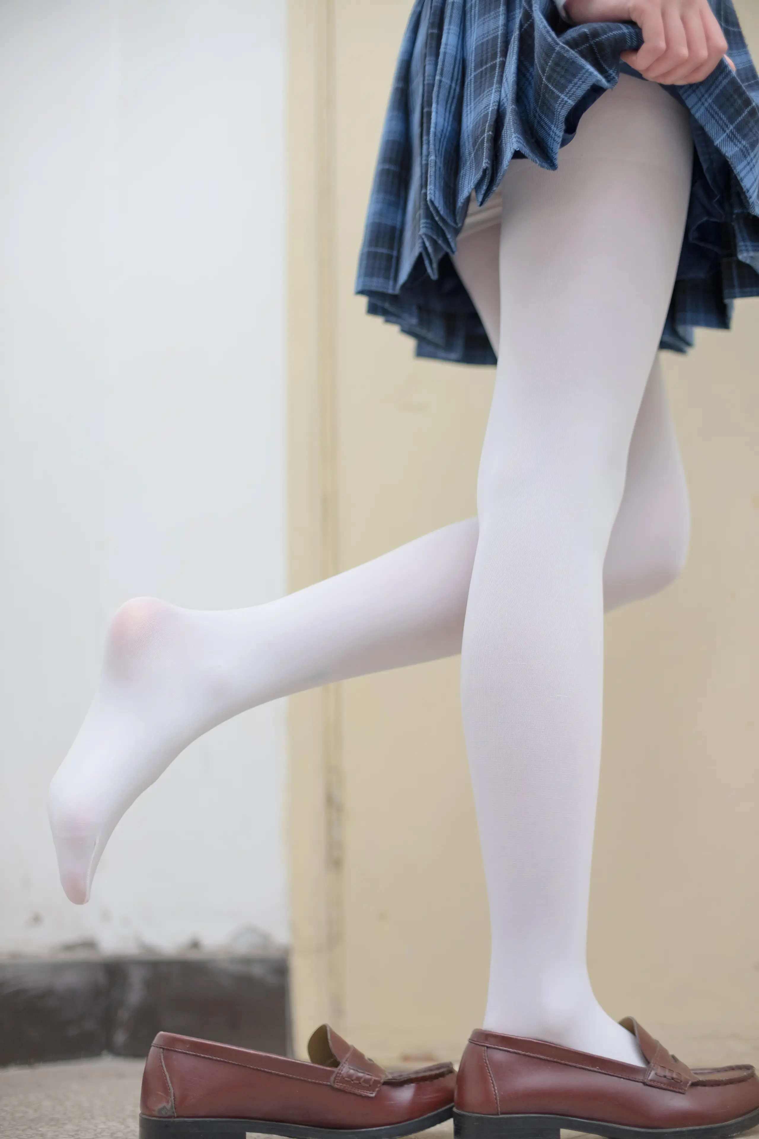 森萝财团 R15 白丝学妹 [94P]