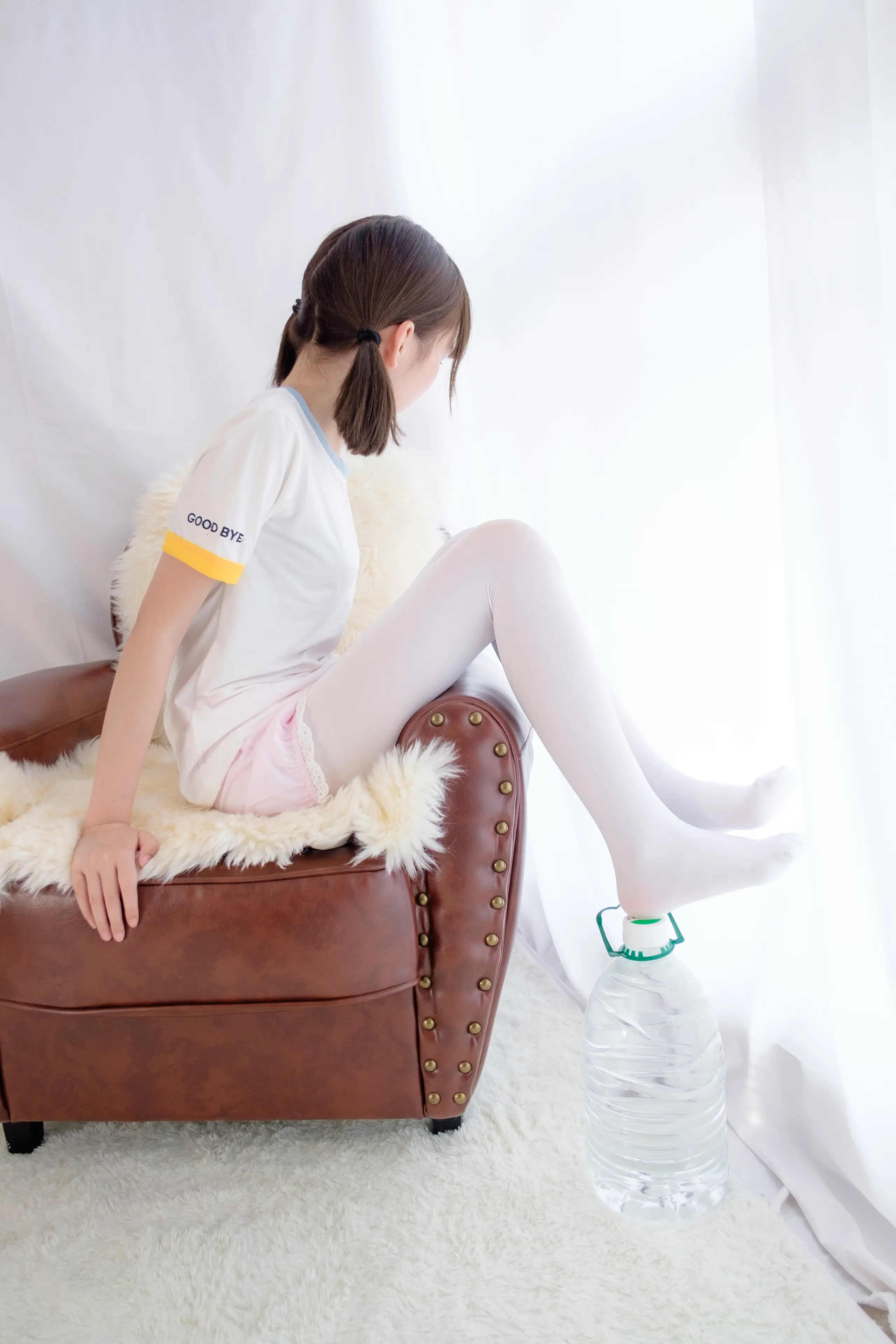 森萝财团 R15 白丝萝莉玩桶装水 [77P]