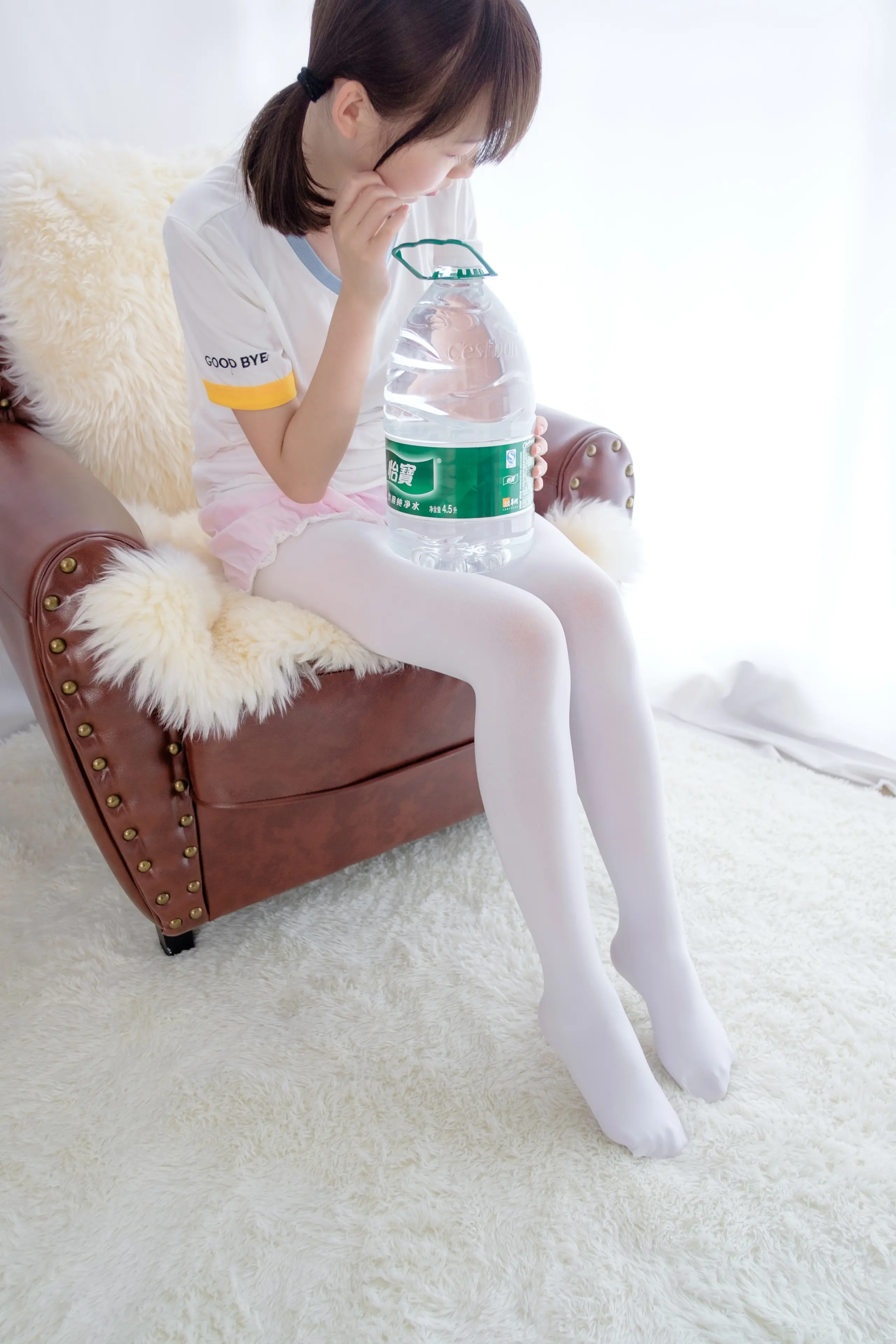 森萝财团 R15 白丝萝莉玩桶装水 [77P]