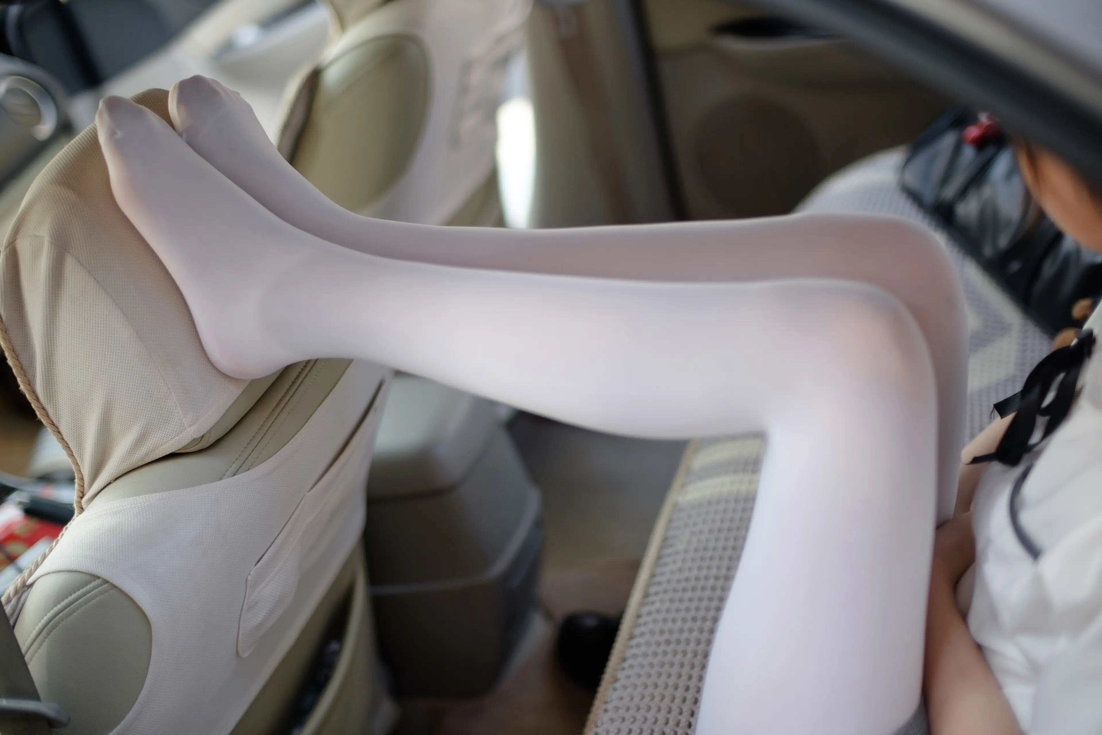 森萝财团 R15 白丝足控腿控 [75P]