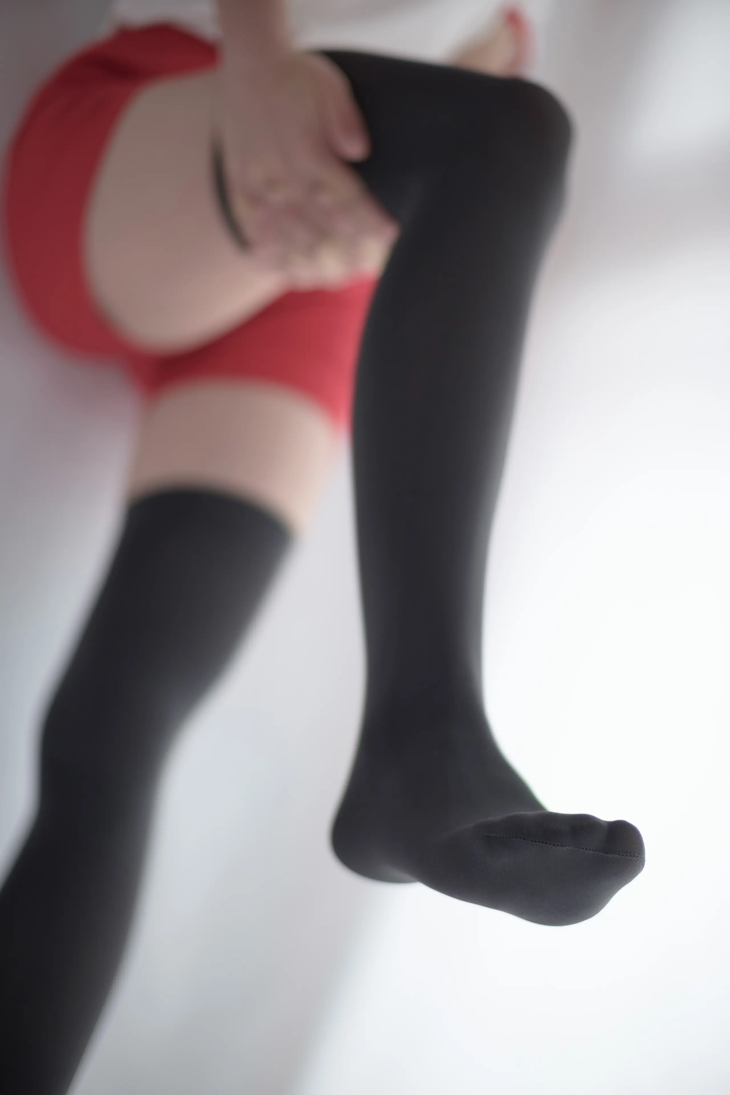 森萝财团 R15 白红黑 [57P]