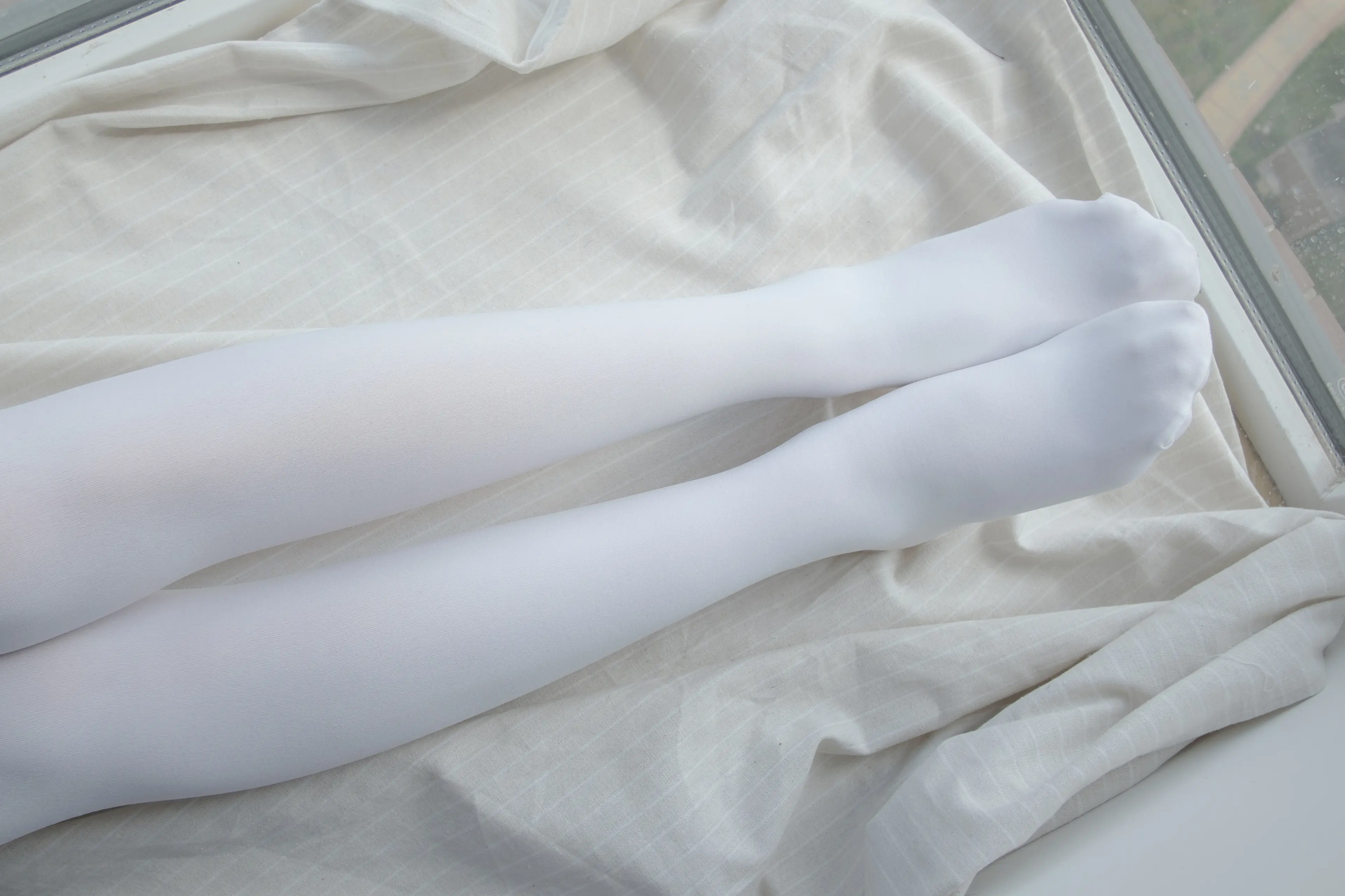 森萝财团 R15 窗台上的白丝少女 [86P]