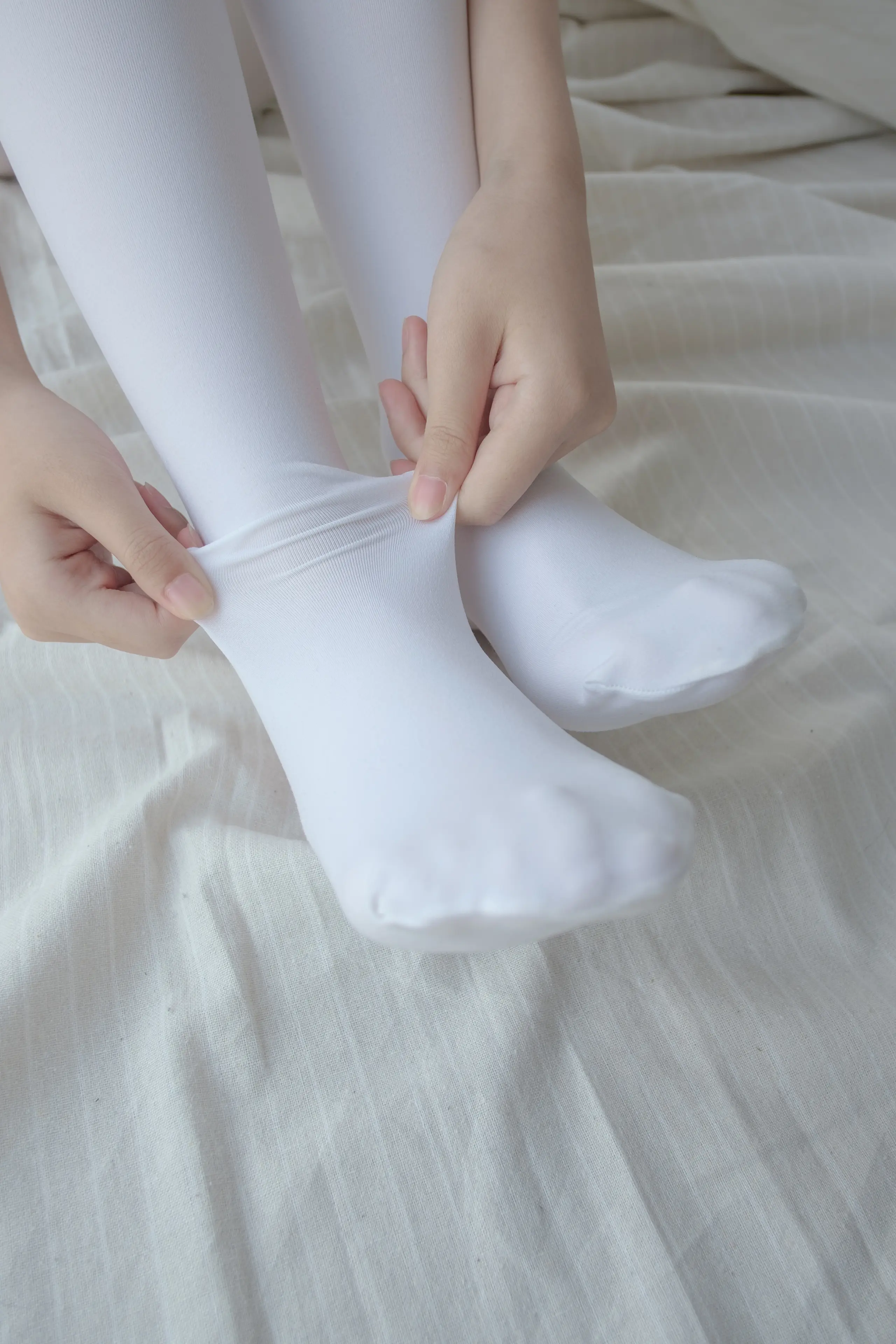 森萝财团 R15 窗台上的白丝少女 [86P]