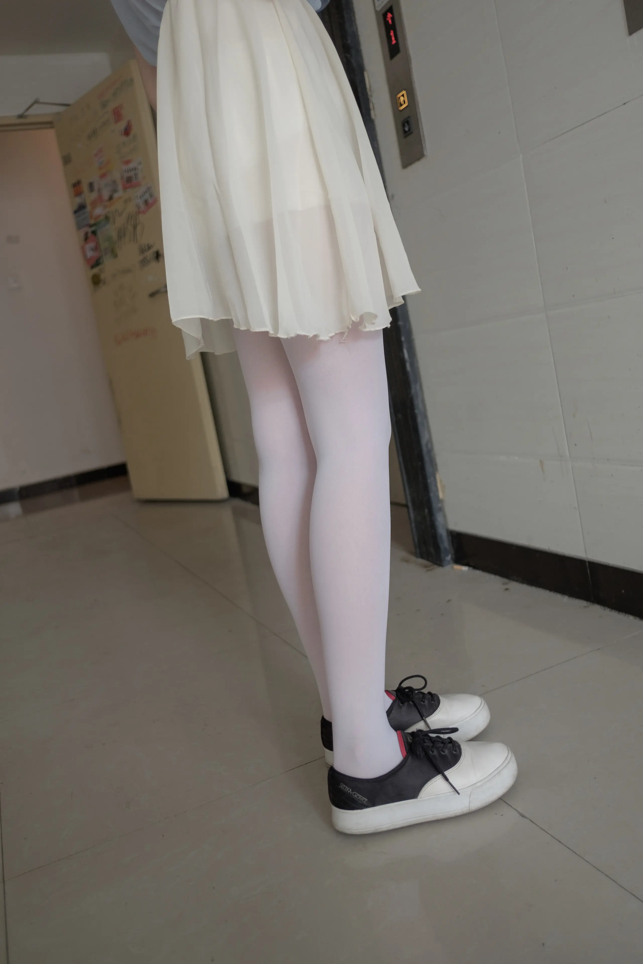 森萝财团 R15 窗台上的薄纱少女 [83P]