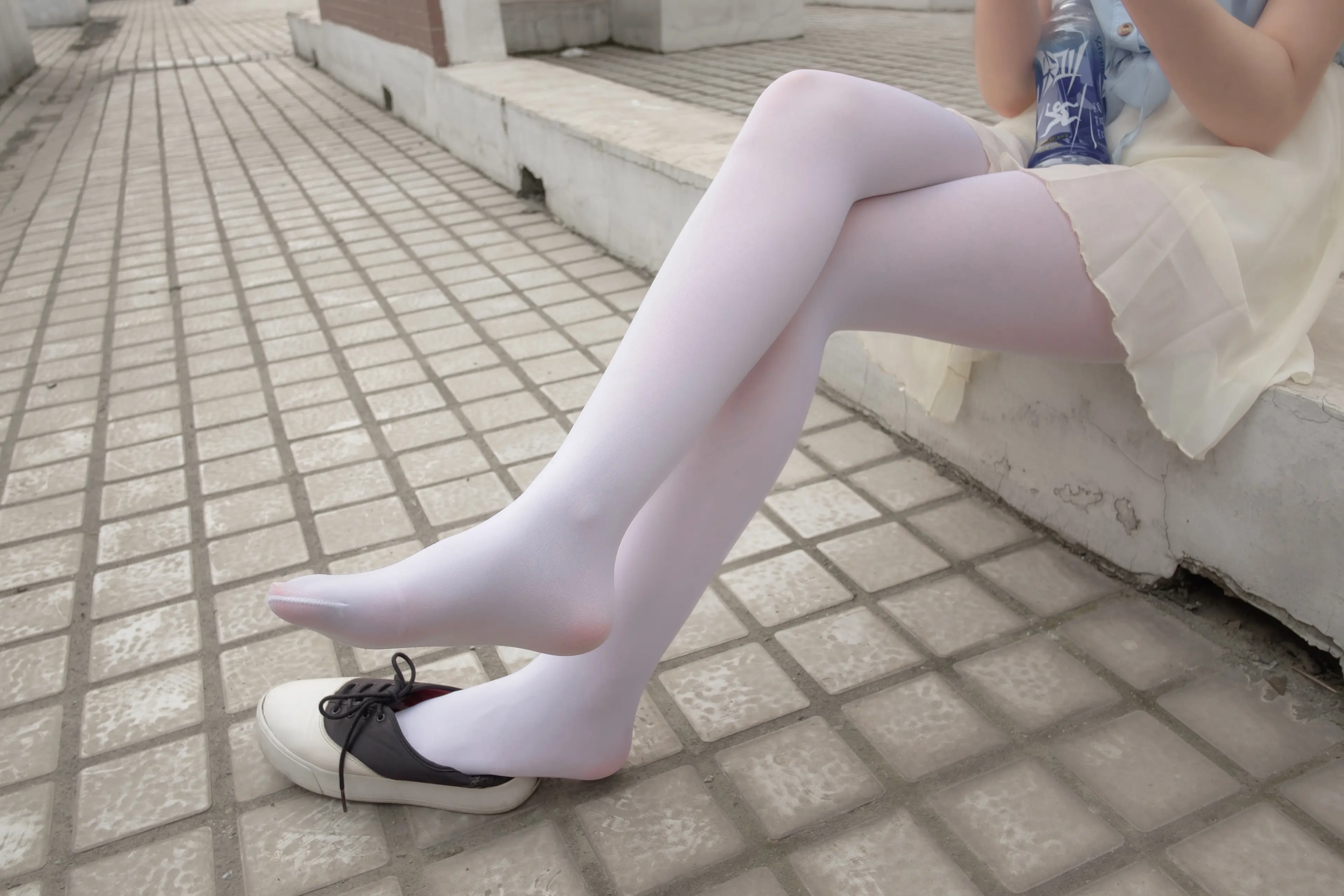 森萝财团 R15 窗台上的薄纱少女 [83P]