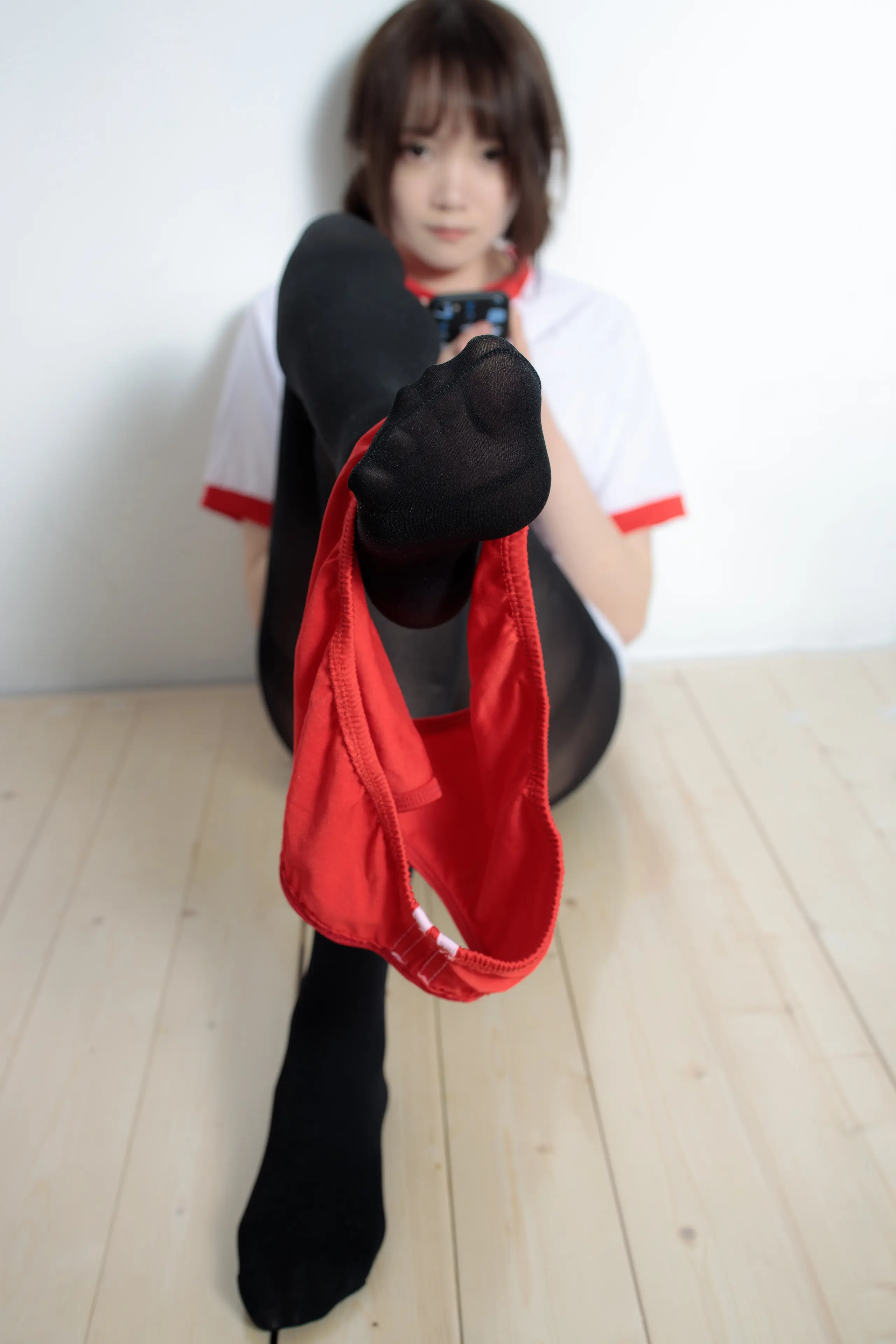 森萝财团 WTMSB 红色布鲁马50D黑丝 [149P]