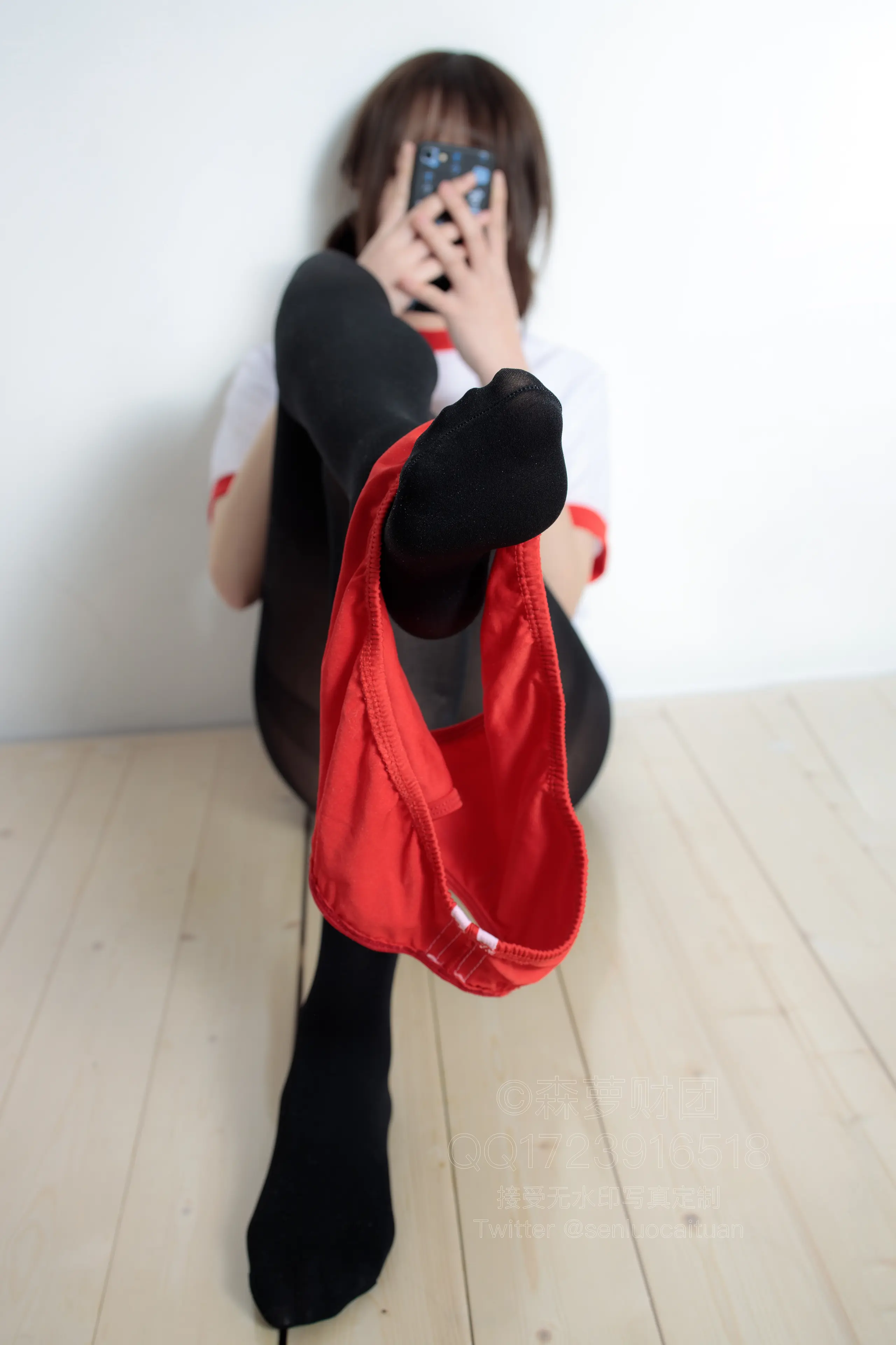 森萝财团 WTMSB 红色布鲁马50D黑丝 [149P]