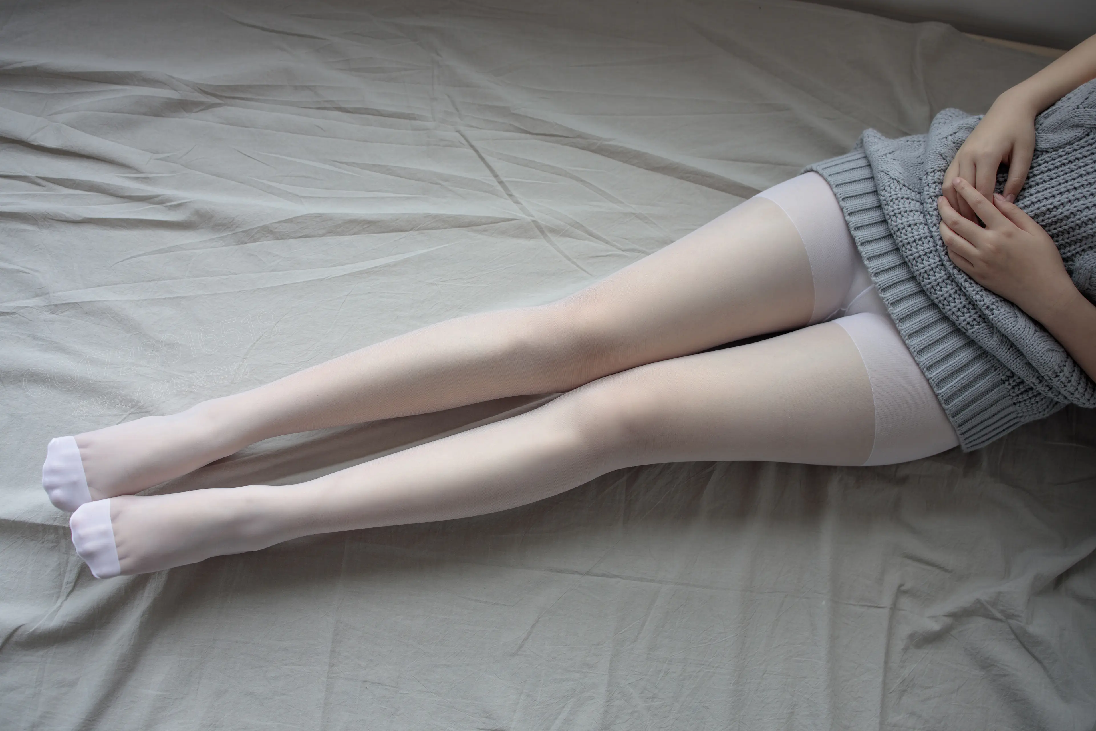 森萝财团 X 薄白丝露背毛衣 [100P]