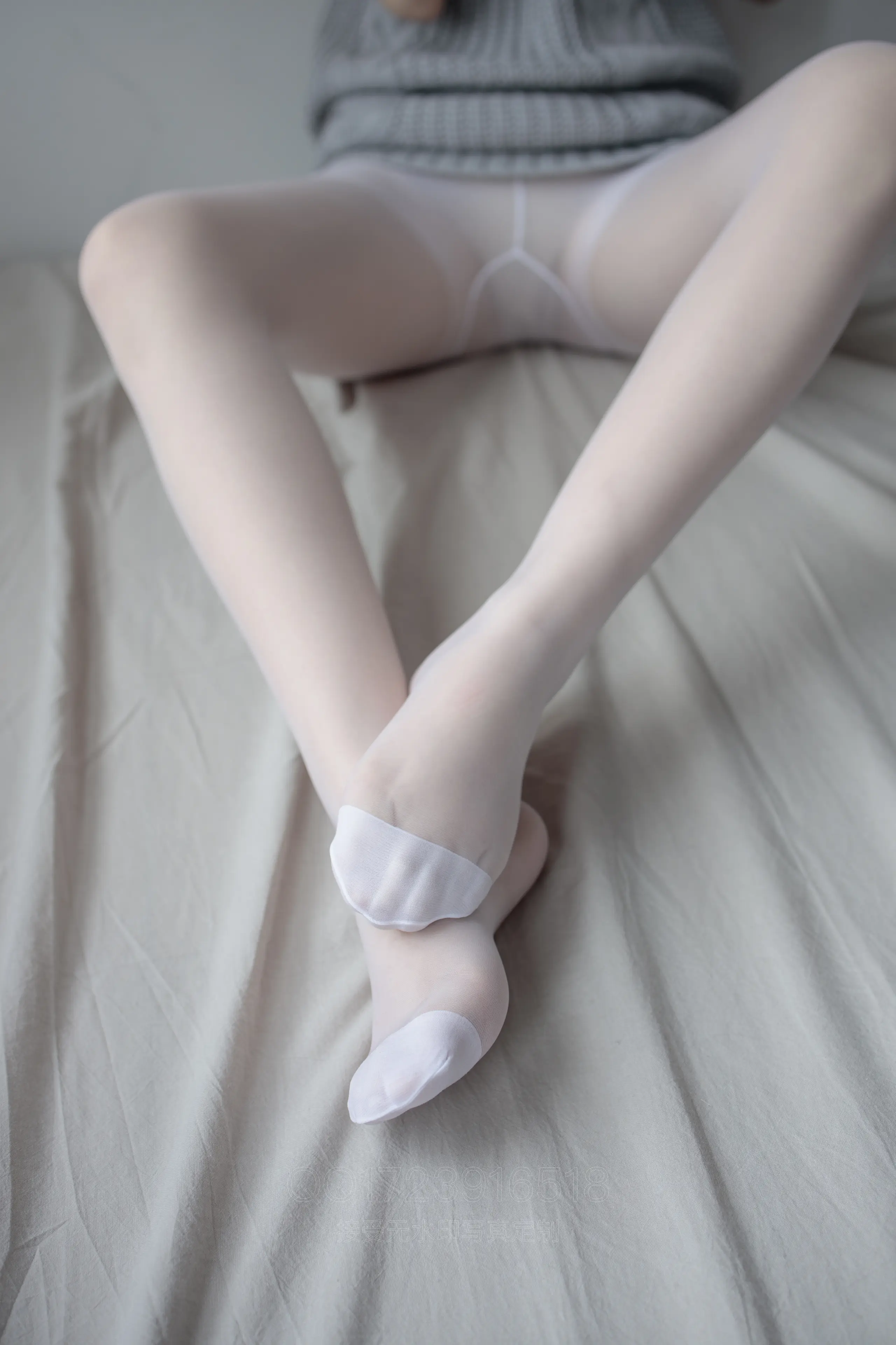 森萝财团 X 薄白丝露背毛衣 [100P]