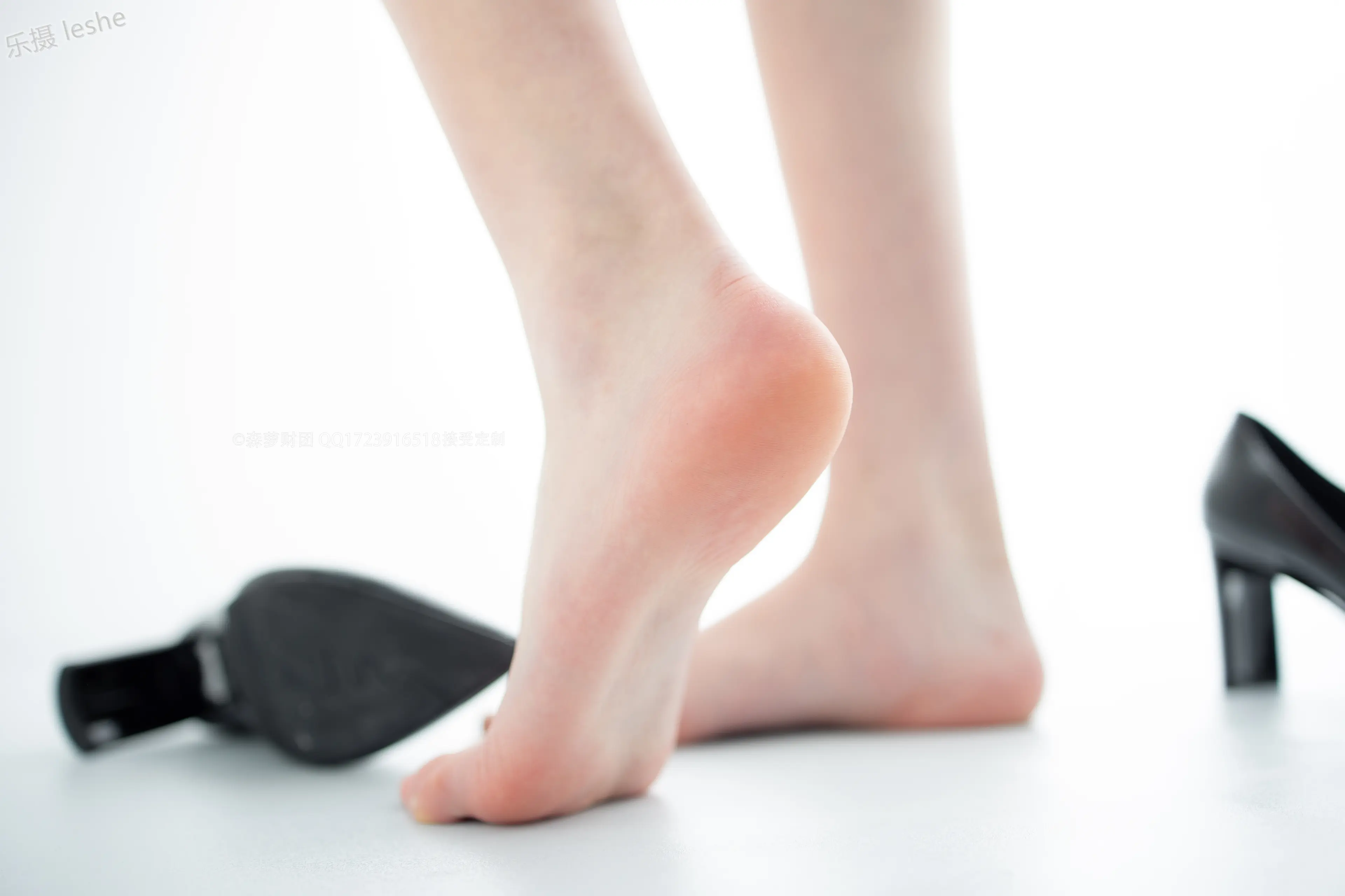 森萝财团 X 20D黑丝踩物 [111P]