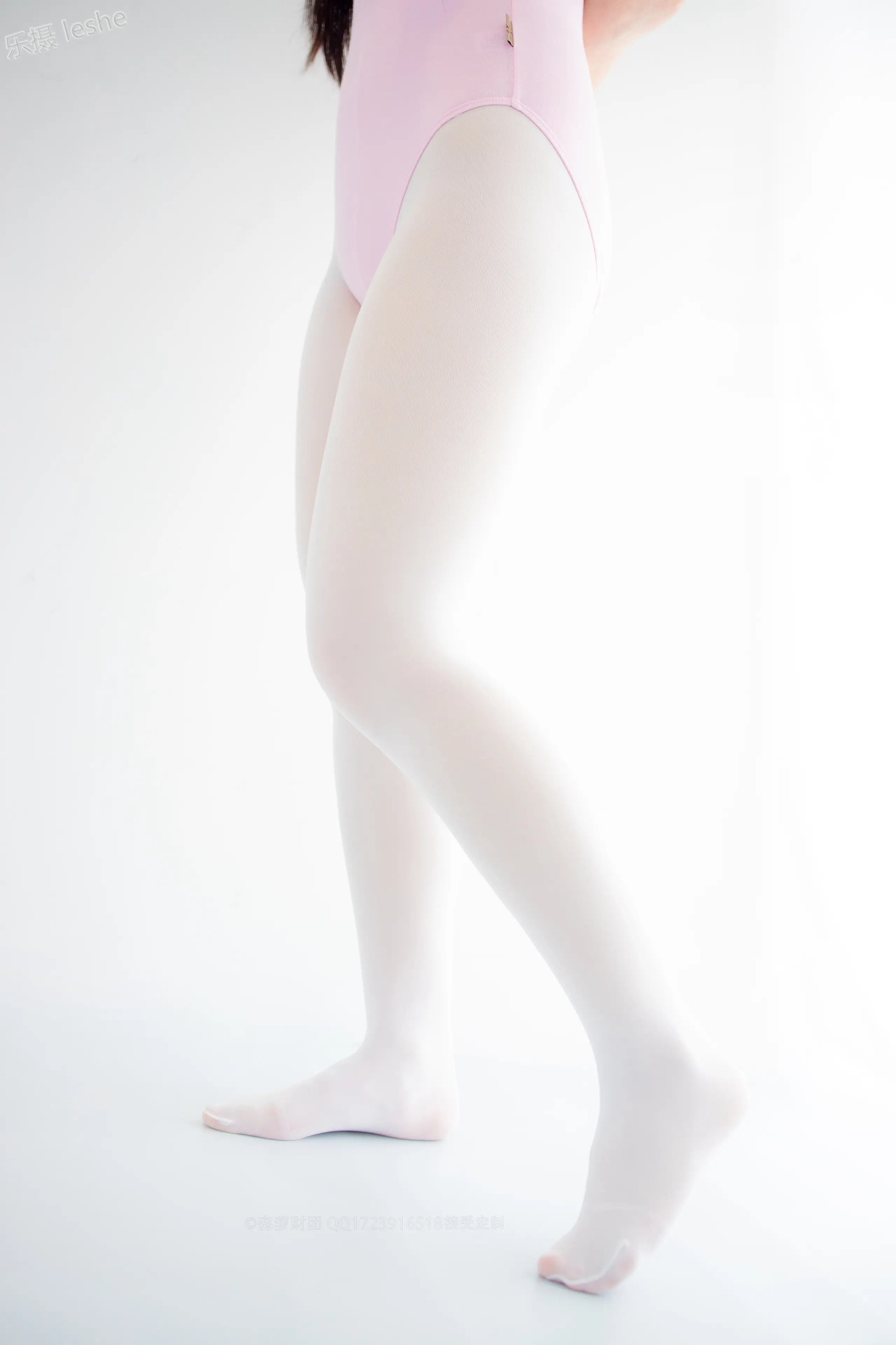 森萝财团 X 50D白丝练功服百合踩物 [103P]