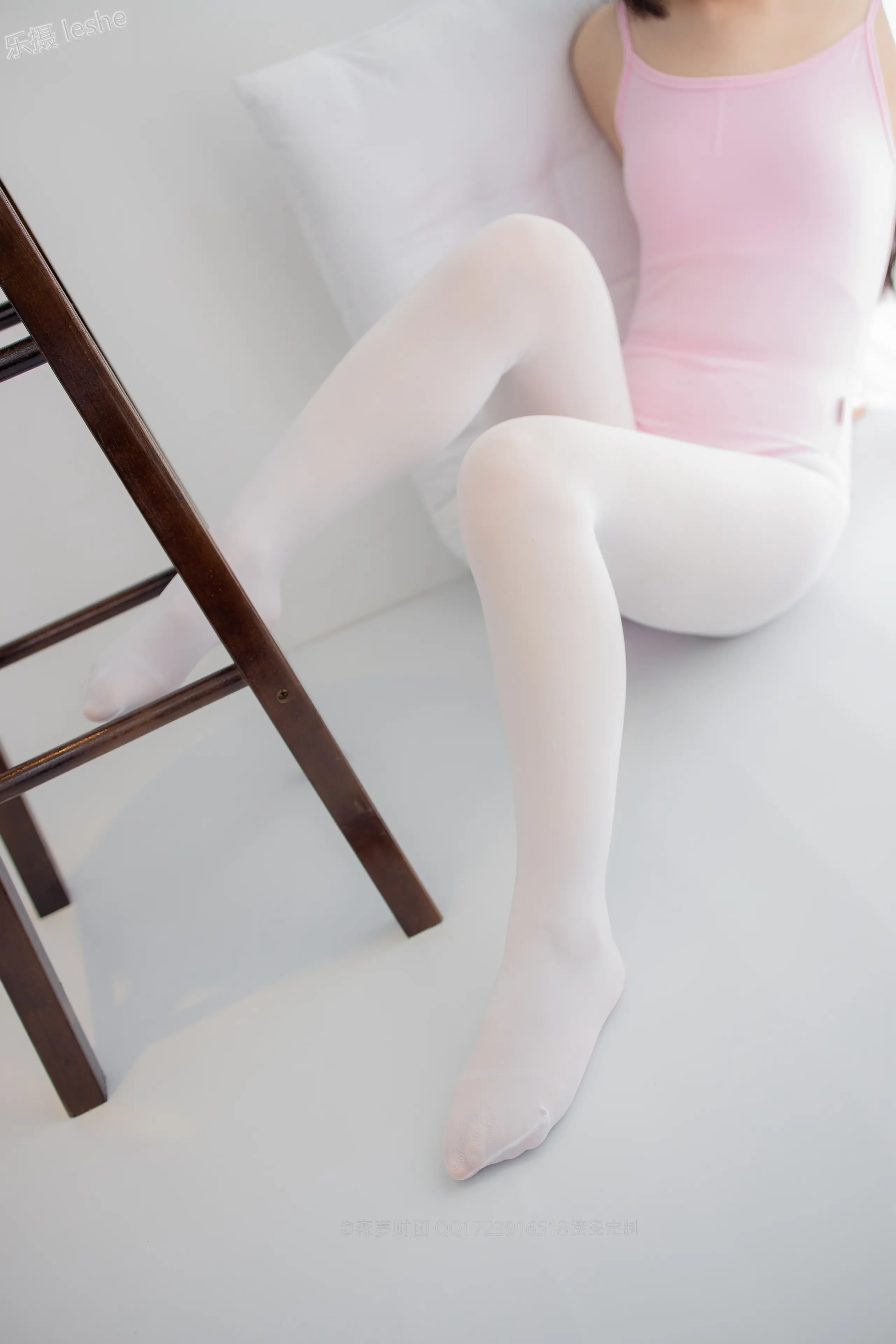 森萝财团 X 50D白丝练功服百合踩物 [103P]