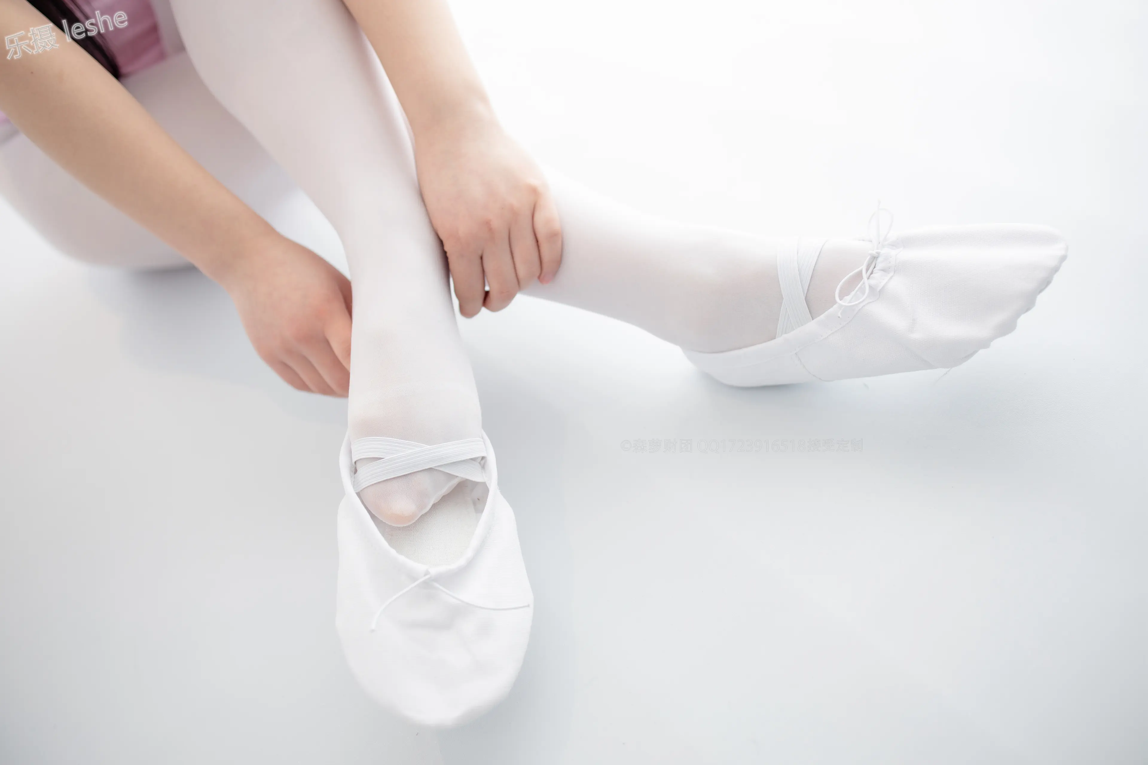 森萝财团 X 50D白丝练功服百合踩物 [103P]