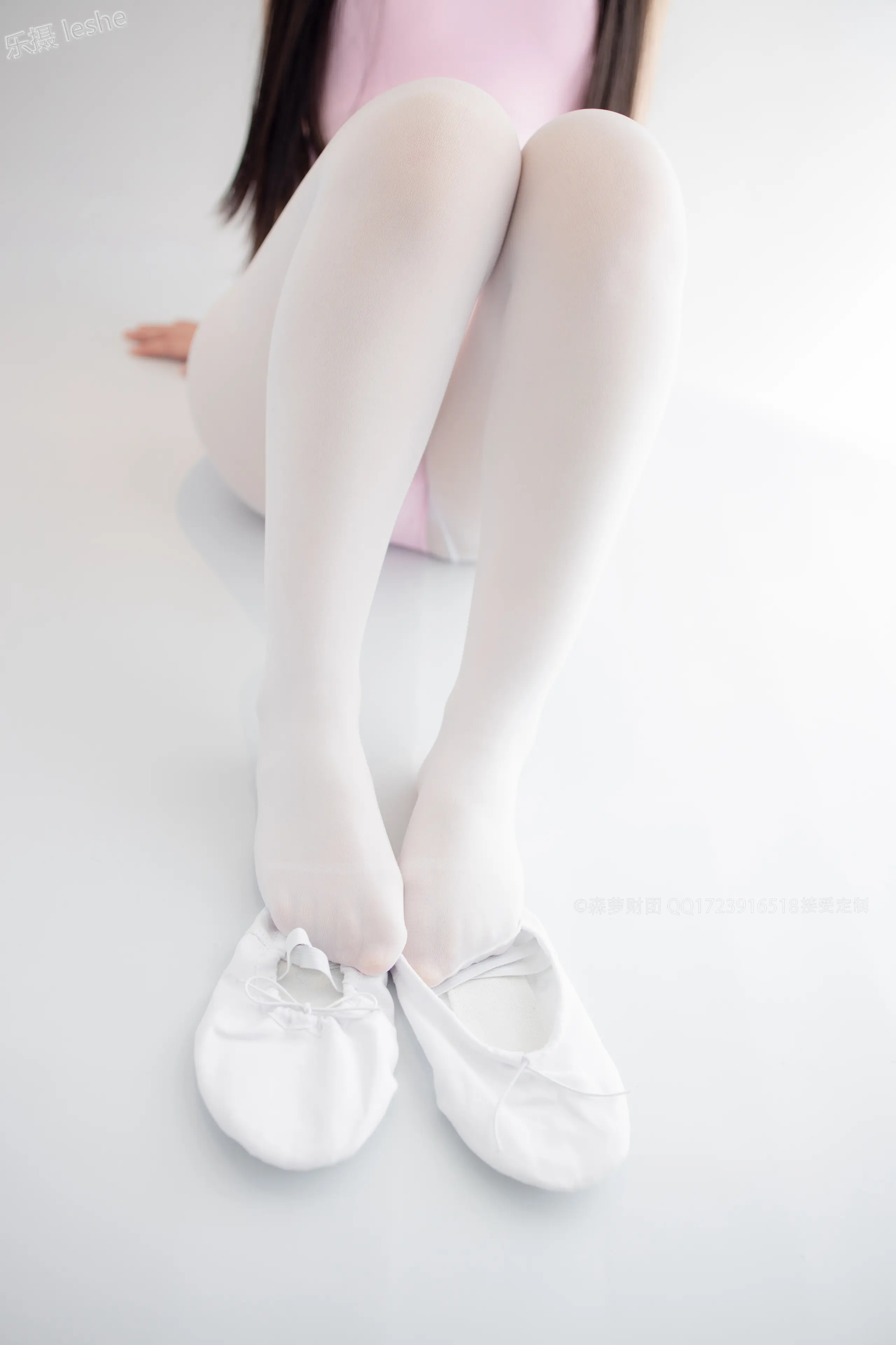 森萝财团 X 50D白丝练功服百合踩物 [103P]