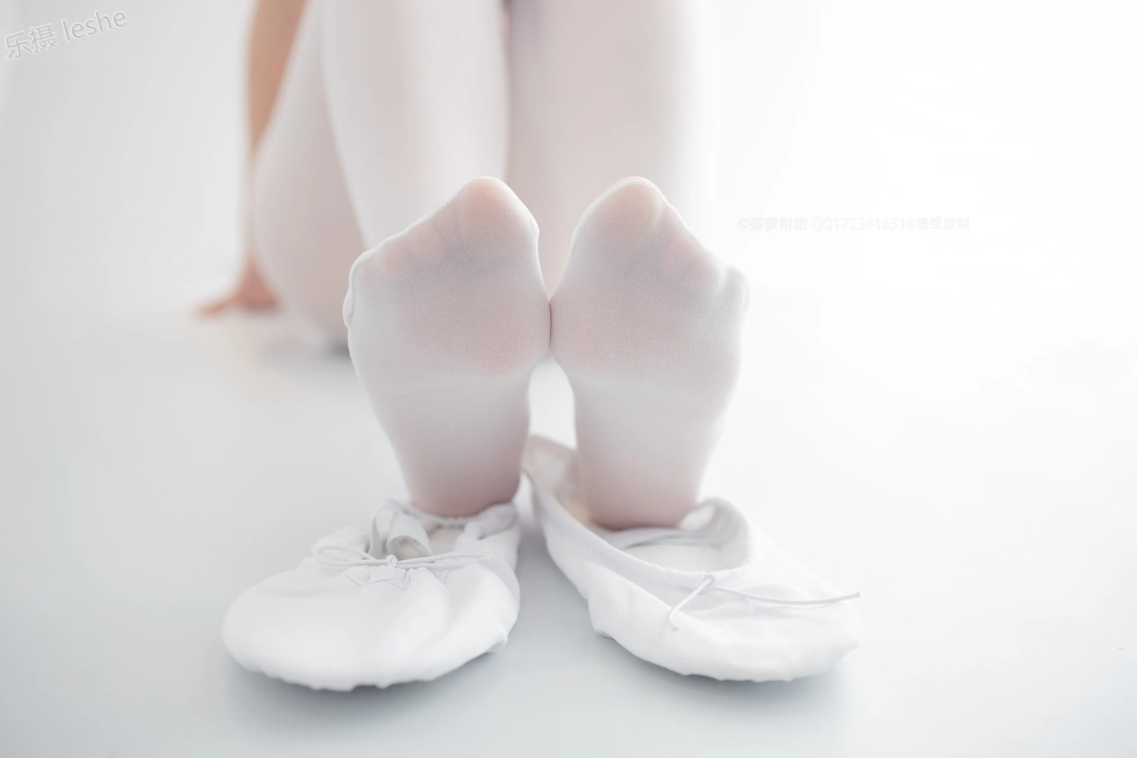 森萝财团 X 50D白丝练功服百合踩物 [103P]