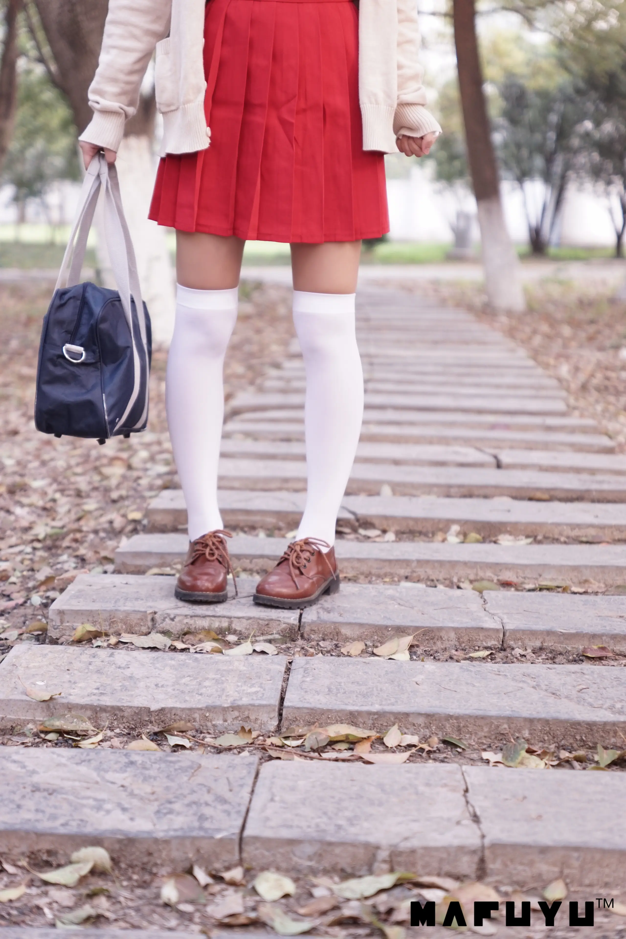 神楽坂真冬 红JK白过膝系列 [187P]