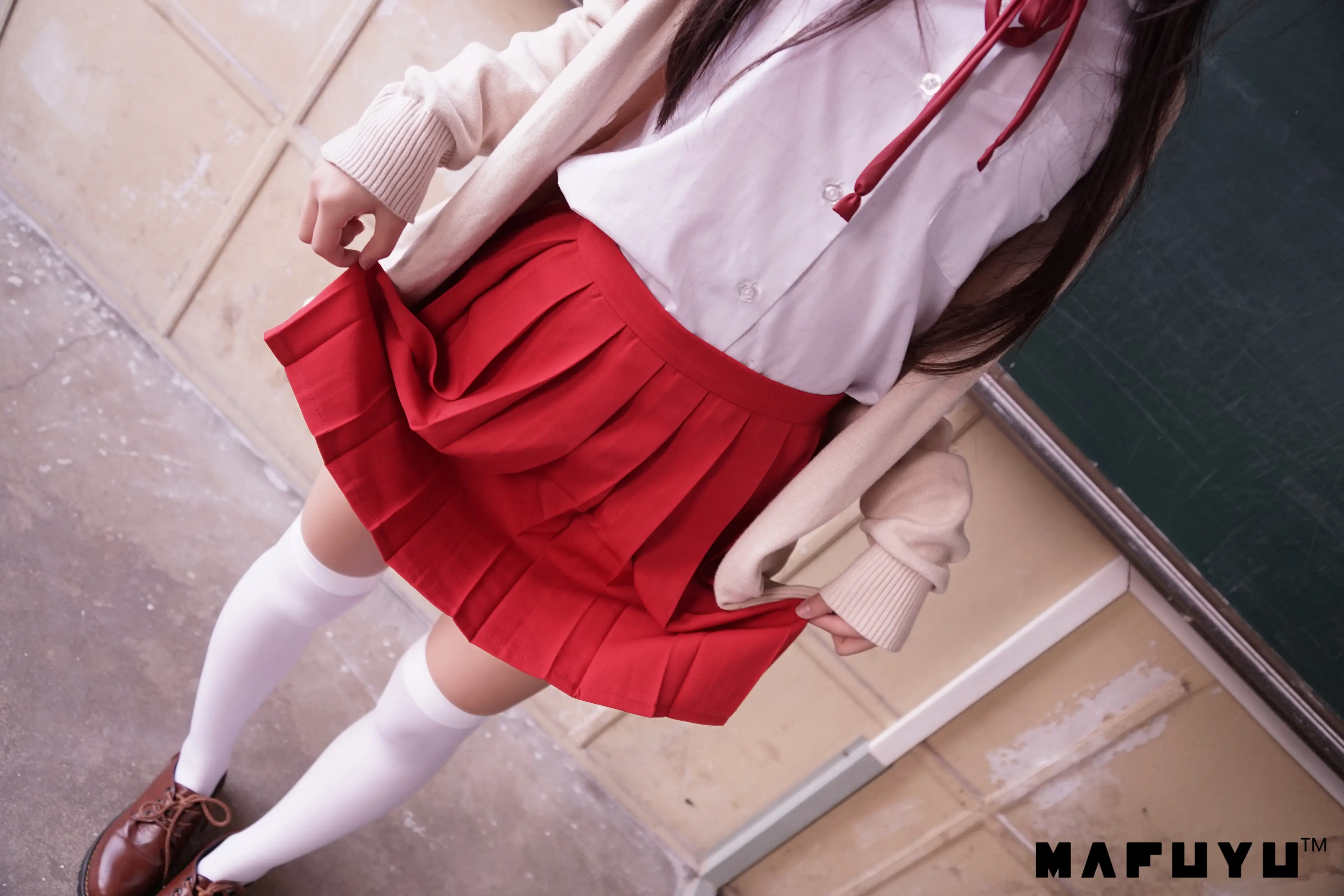 神楽坂真冬 红JK白过膝系列 [187P]