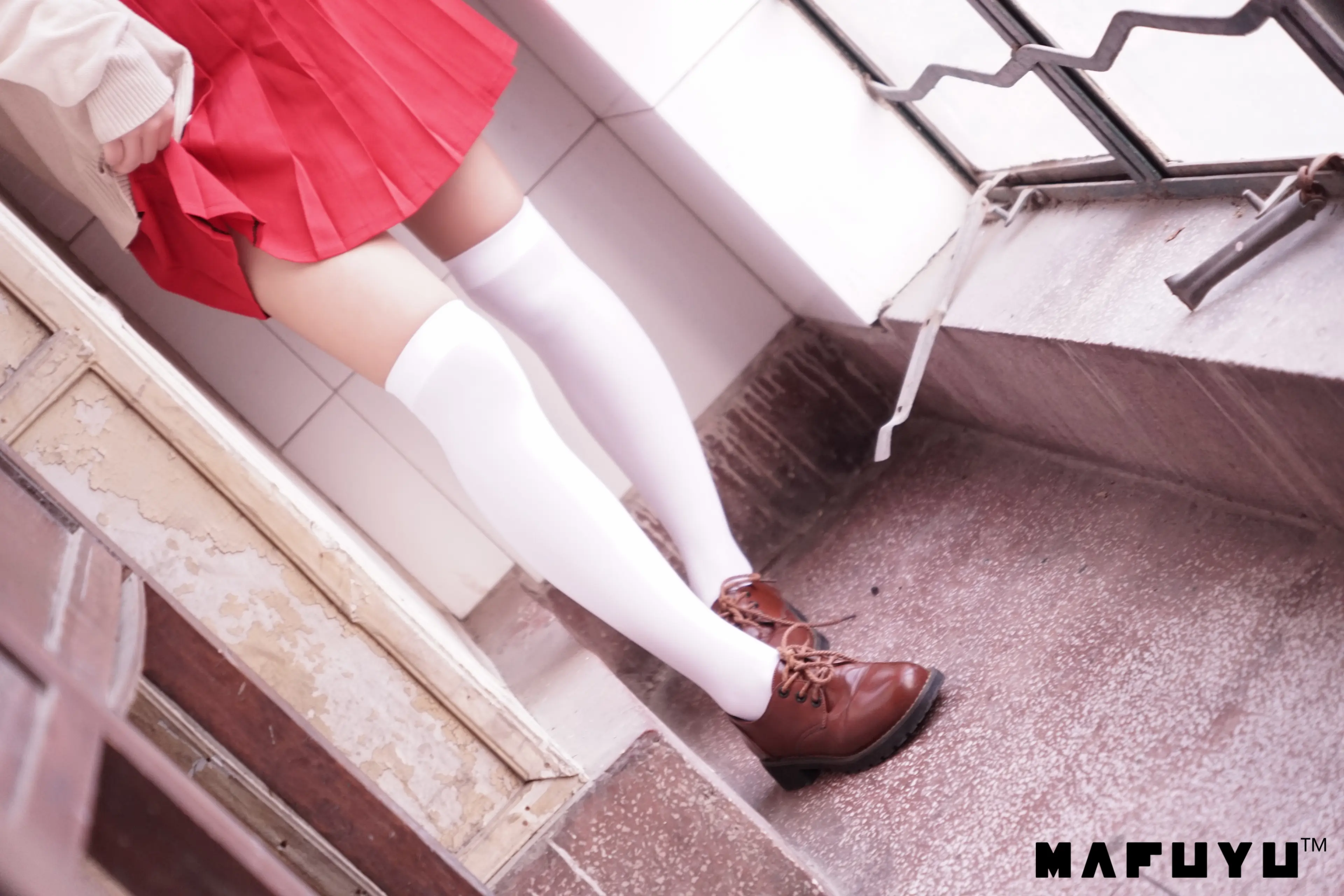 神楽坂真冬 红JK白过膝系列 [187P]