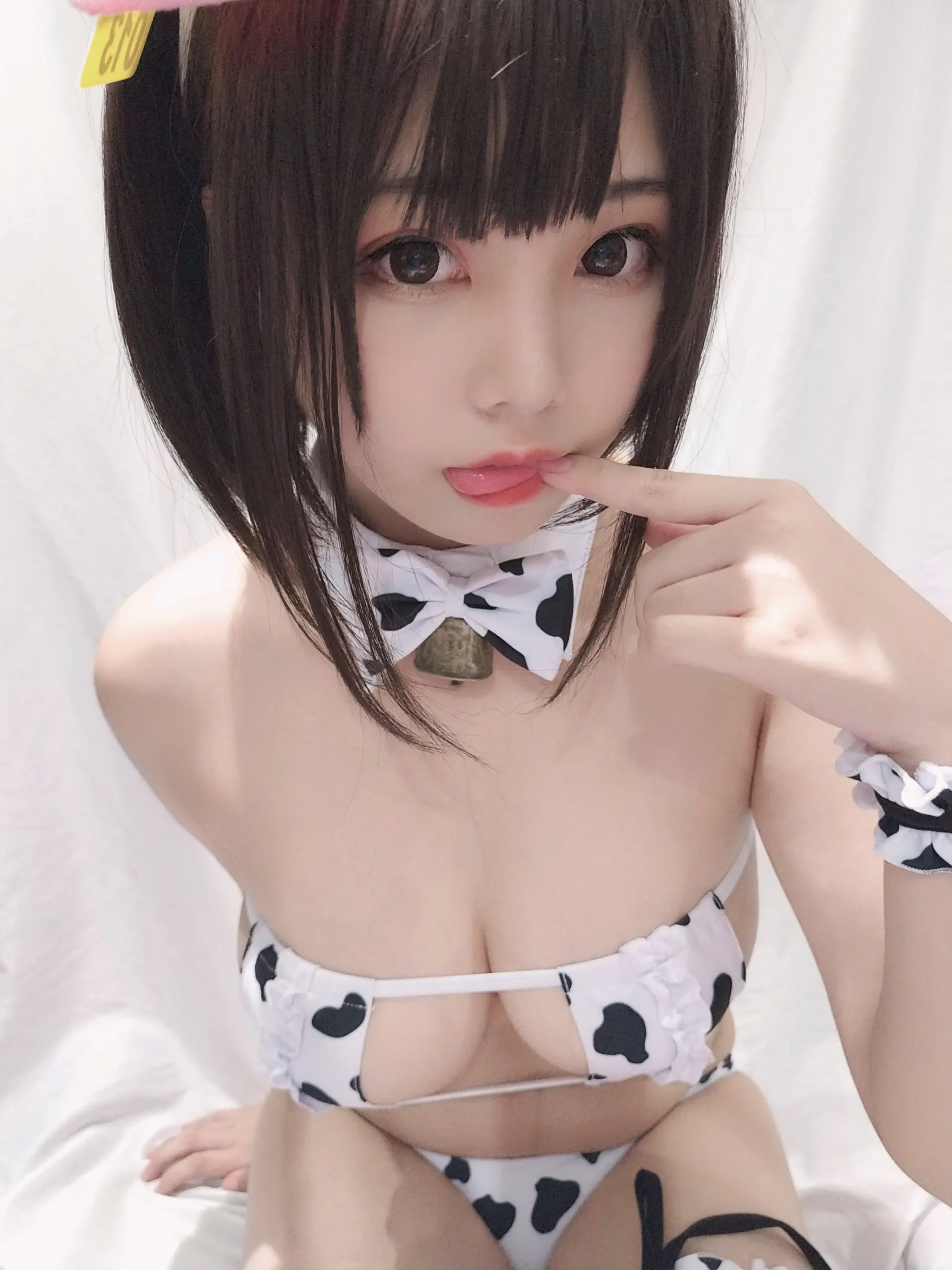 蜜汁猫裘 小奶牛自拍版女仆 [20P]